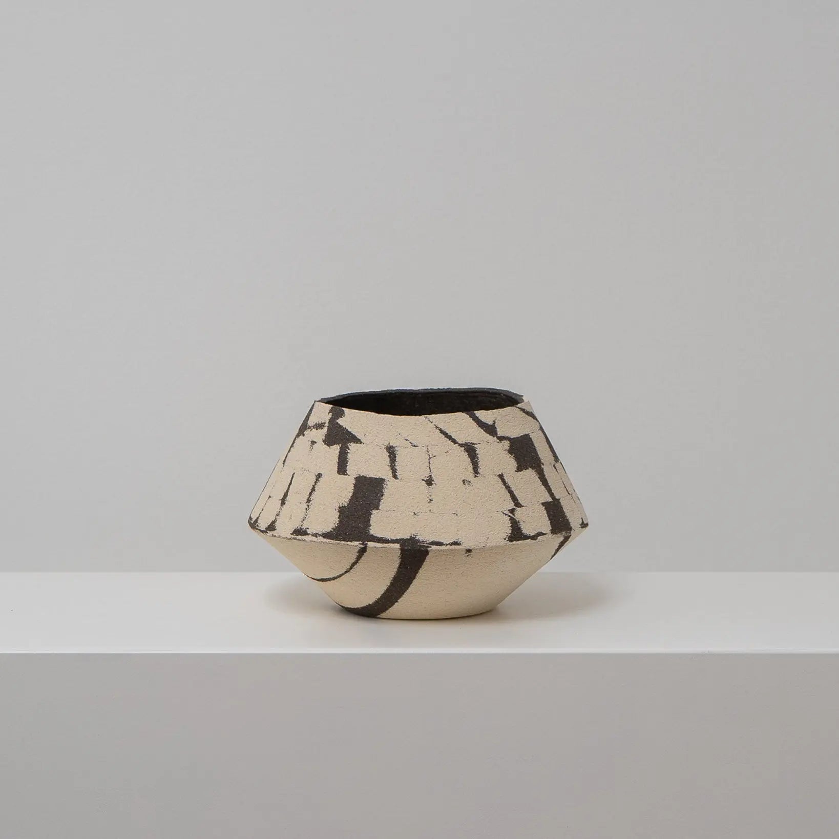 DUOTONE - Keramikvase innen schwarz, außen Striche und Flächen, Atelier von Ehren Berlin