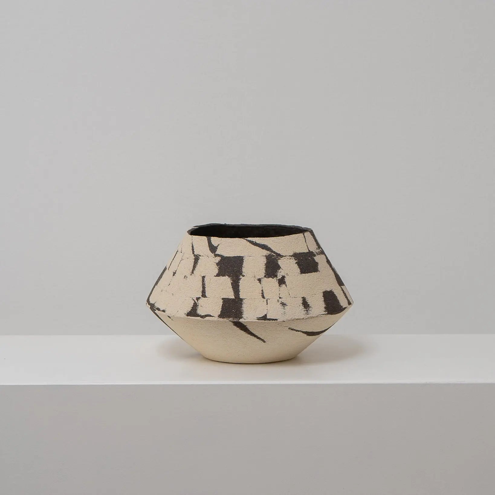 DUOTONE - Keramikvase innen schwarz, außen Striche und Flächen, Atelier von Ehren Berlin