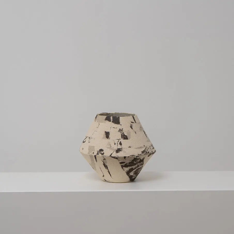 DUOTONE - konische Keramikvase mit aufgelöstem Muster in drei Farben, Atelier von Ehren Berlin