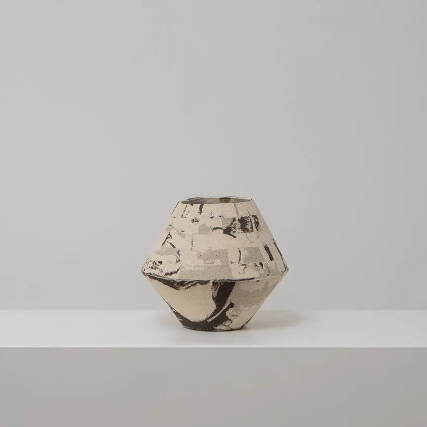 DUOTONE - konische Keramikvase mit aufgelöstem Muster in drei Farben, Atelier von Ehren Berlin