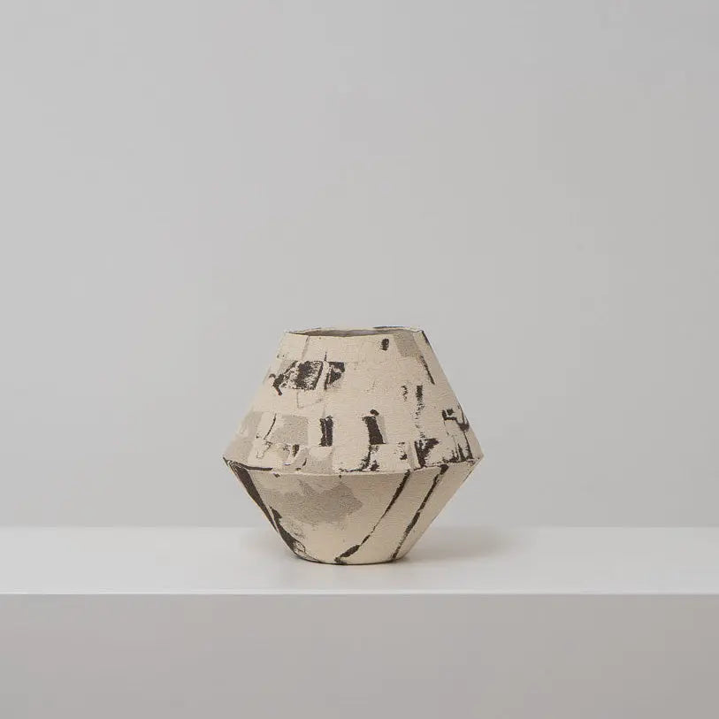DUOTONE - konische Keramikvase mit aufgelöstem Muster in drei Farben, Atelier von Ehren Berlin