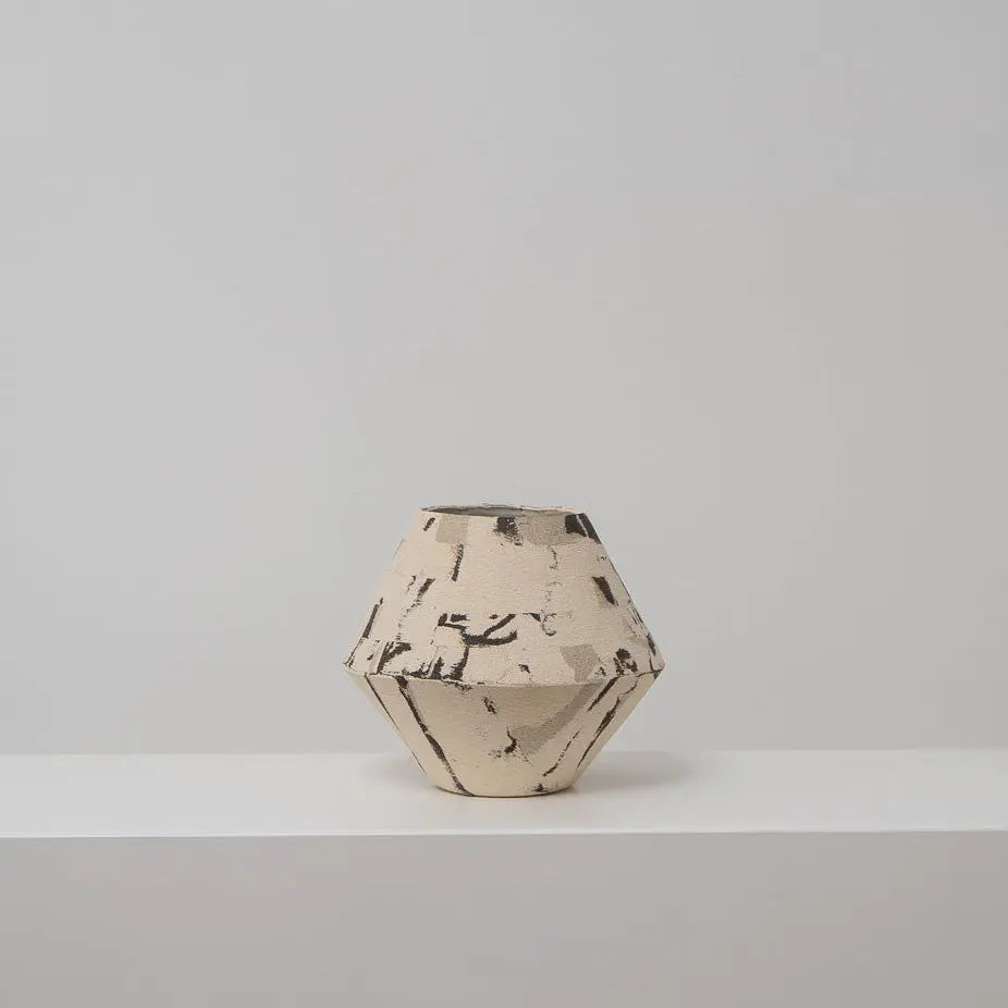 DUOTONE - konische Keramikvase mit aufgelöstem Muster in drei Farben, Atelier von Ehren Berlin