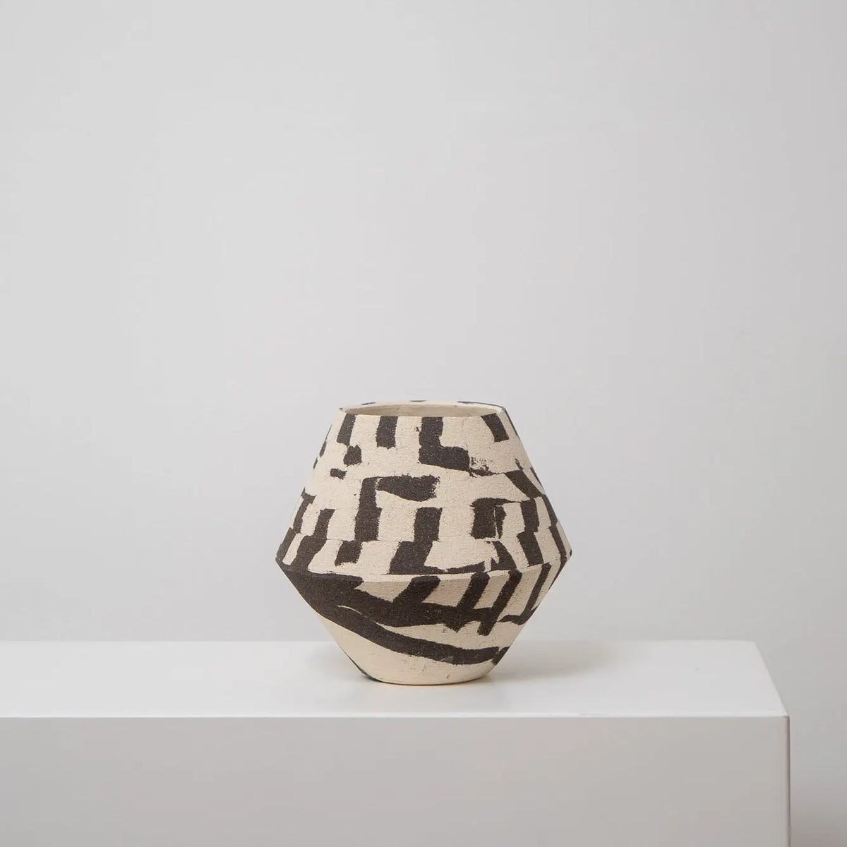 DUOTONE - Keramikvase schwarz-weiß mit Kante und aufgelöstem Muster, Atelier von Ehren Berlin