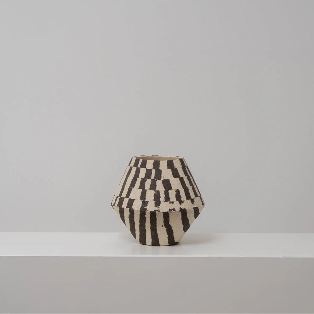 DUOTONE - Keramikvase schwarz-weiß mit Kante und grafischem Muster, Atelier von Ehren Berlin