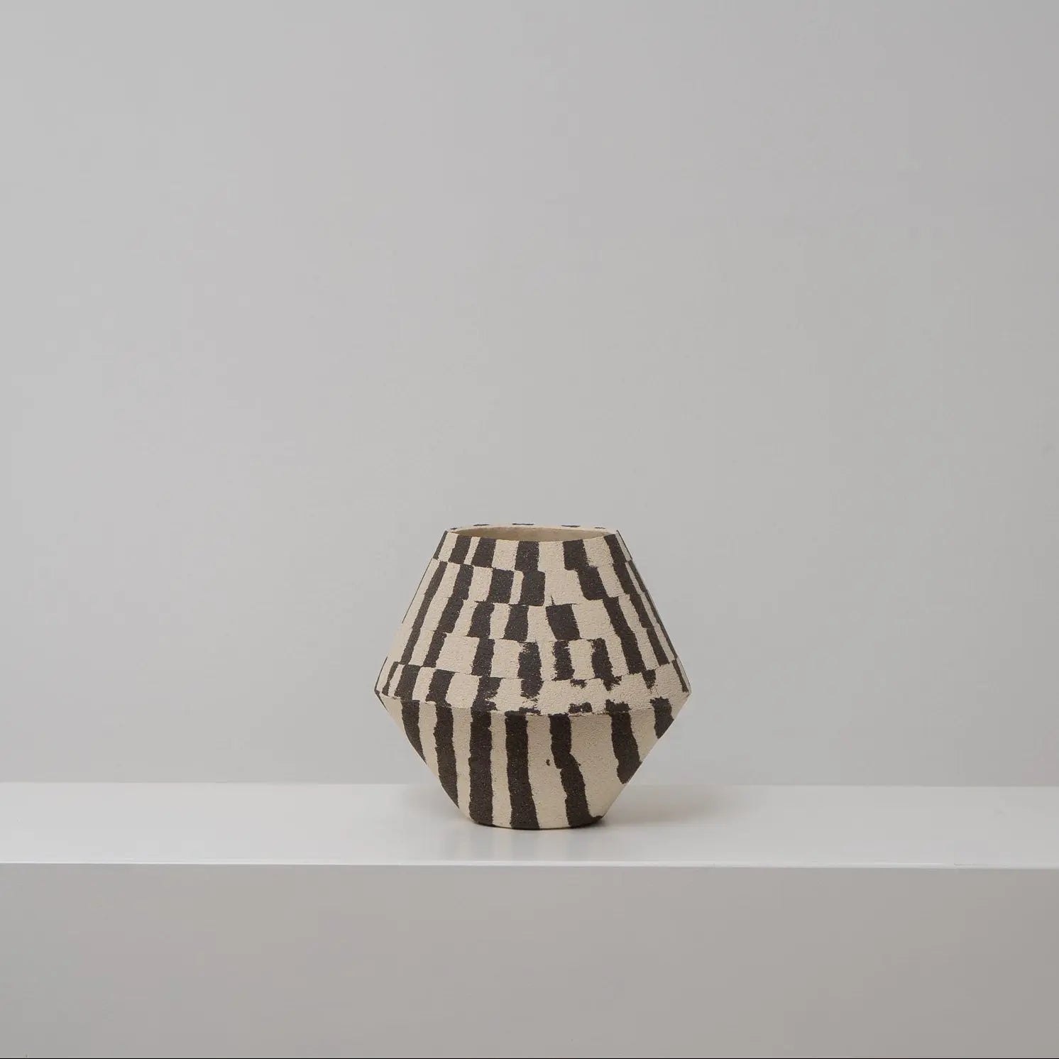 DUOTONE - Keramikvase schwarz-weiß mit Kante und grafischem Muster, Atelier von Ehren Berlin