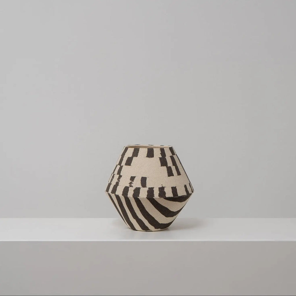 DUOTONE - Keramikvase schwarz-weiß mit Kante und grafischem Muster, Atelier von Ehren Berlin