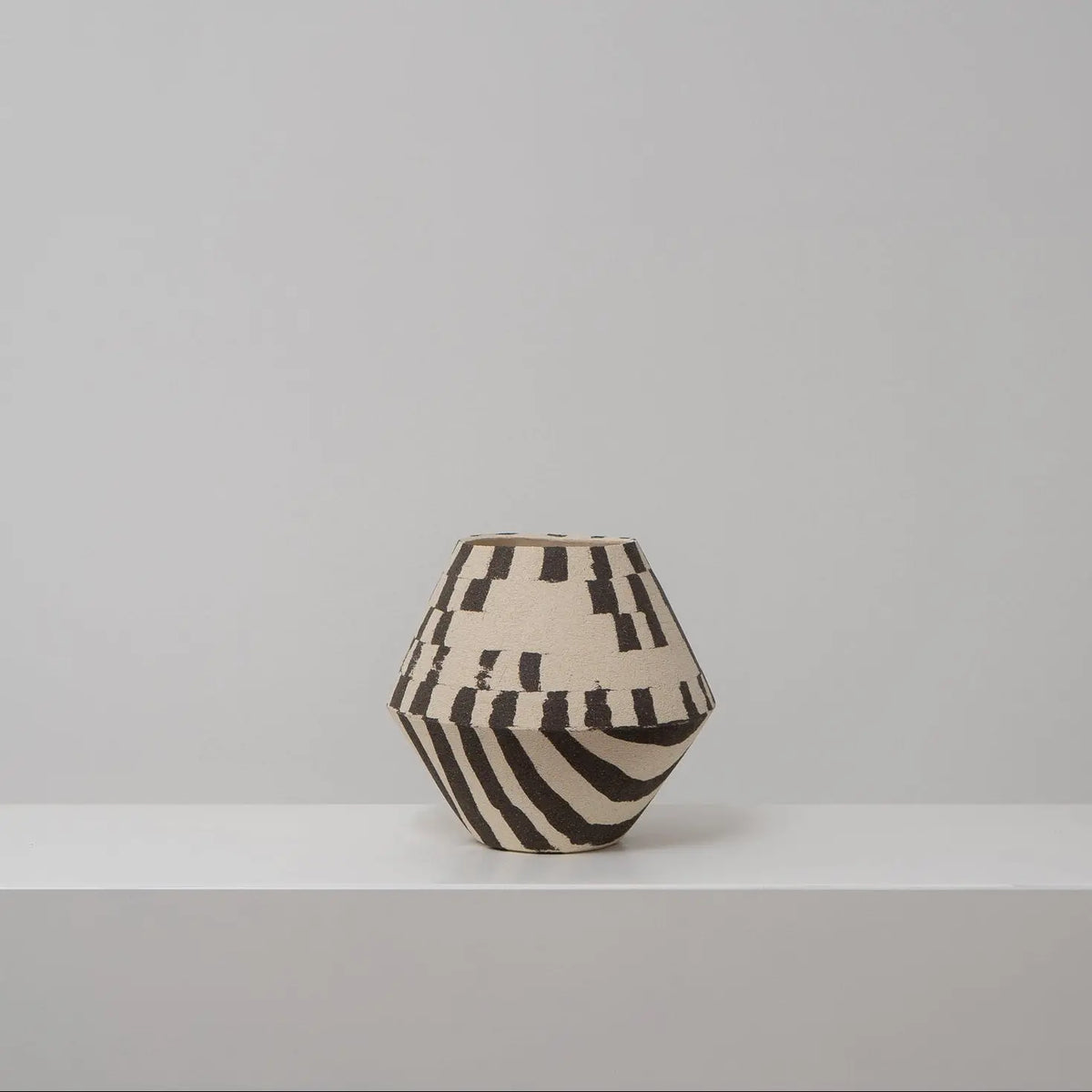 DUOTONE - Keramikvase schwarz-weiß mit Kante und grafischem Muster, Atelier von Ehren Berlin
