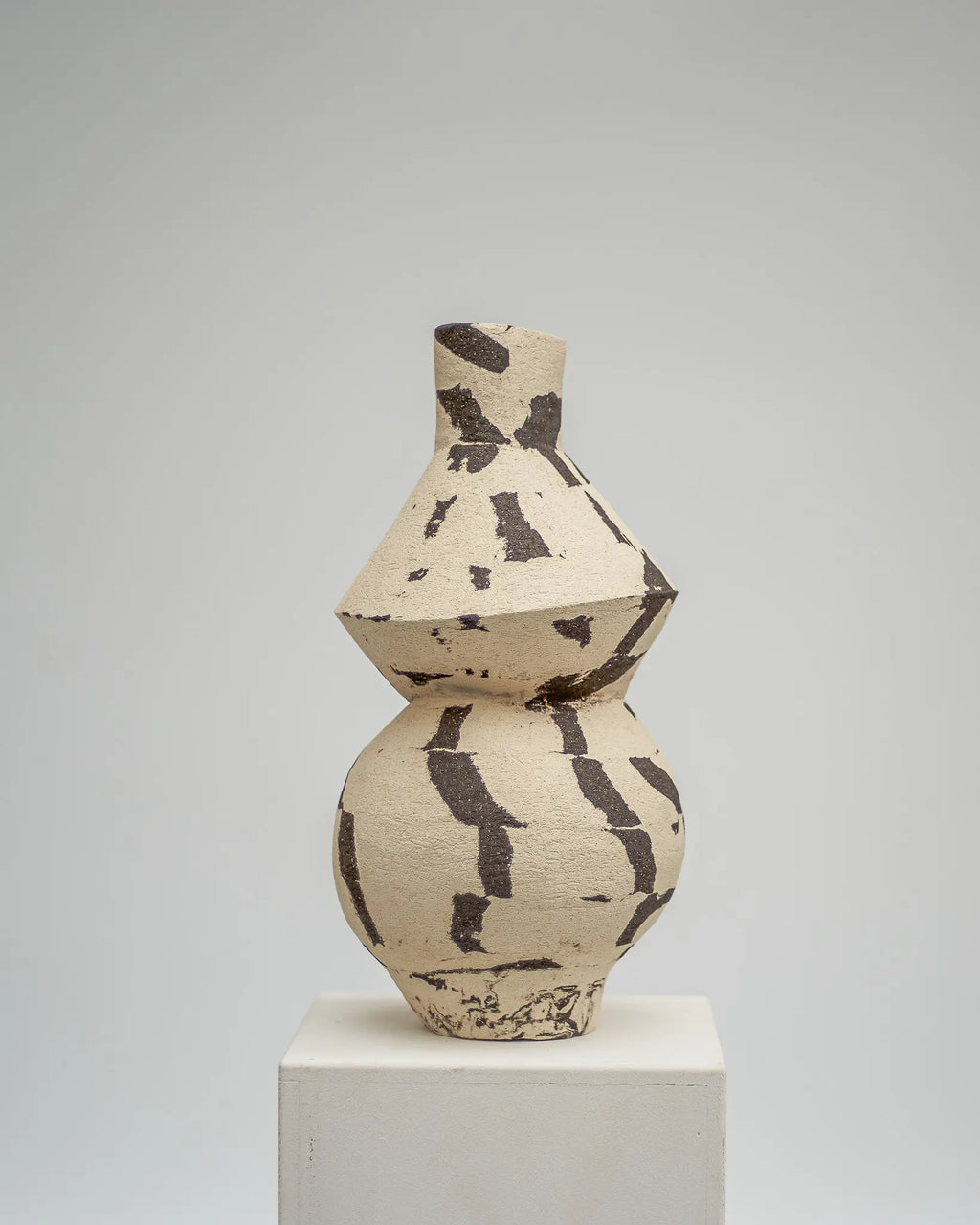 DUOTONE Vase, schwarz & weiß, mit rundem Bodem und geometrischer Form darüber, #9 Atelier von Ehren