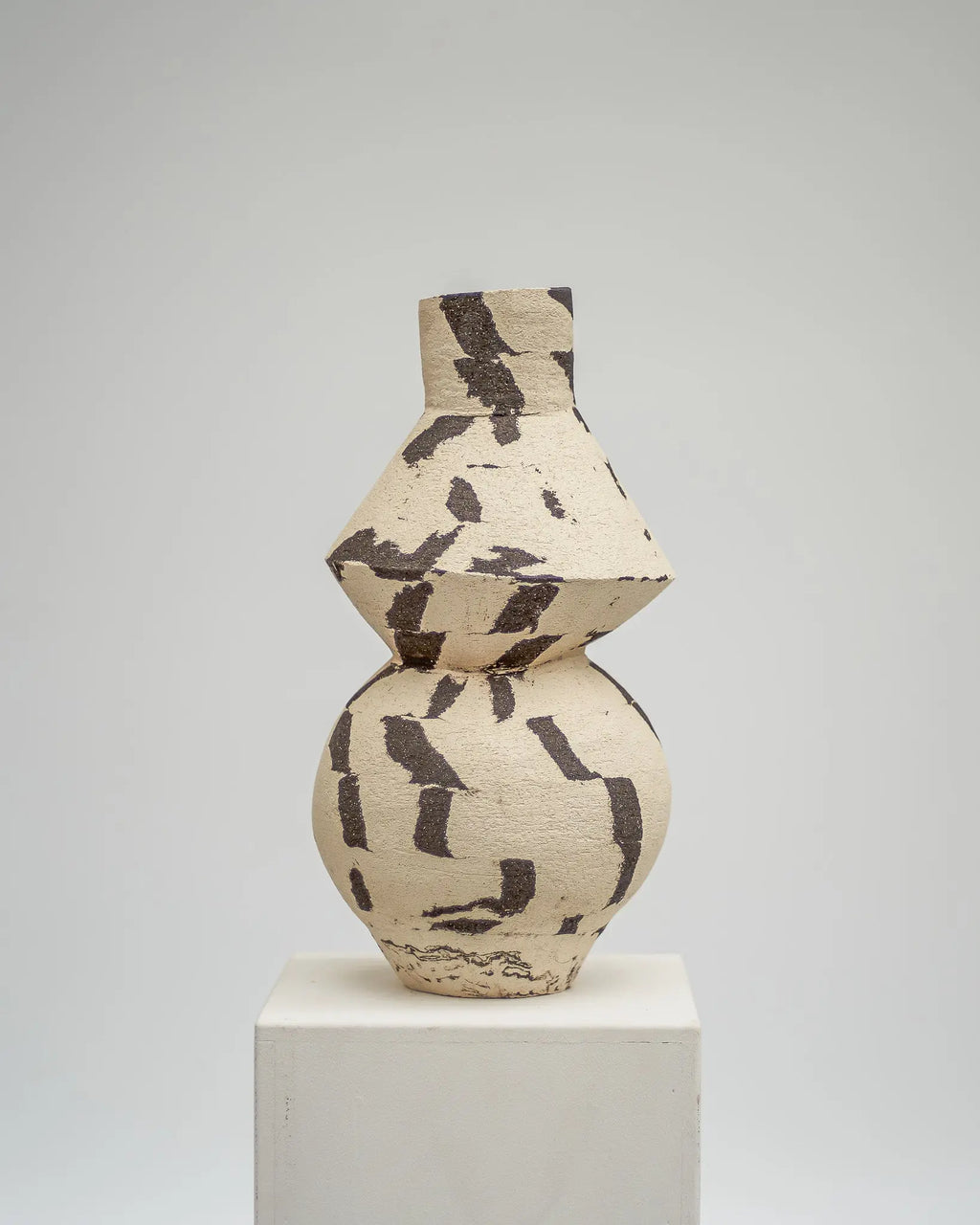 DUOTONE Vase, schwarz & weiß, mit rundem Bodem und geometrischer Form darüber, #9 Atelier von Ehren