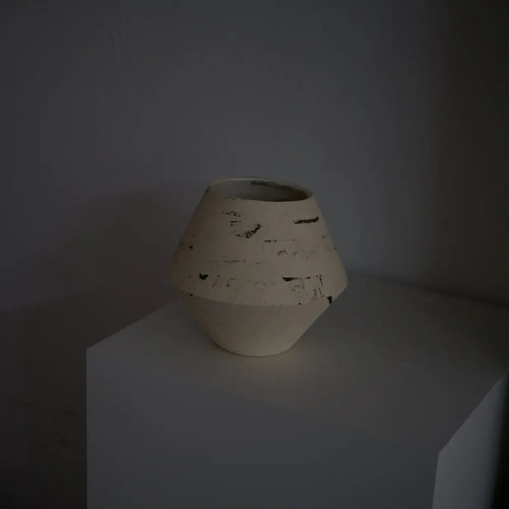 DUOTONE Vase, schwarz & weiß, mit verlorenem Muster und einer Kante, mehr weiß als schwarz, #6 Atelier von Ehren
