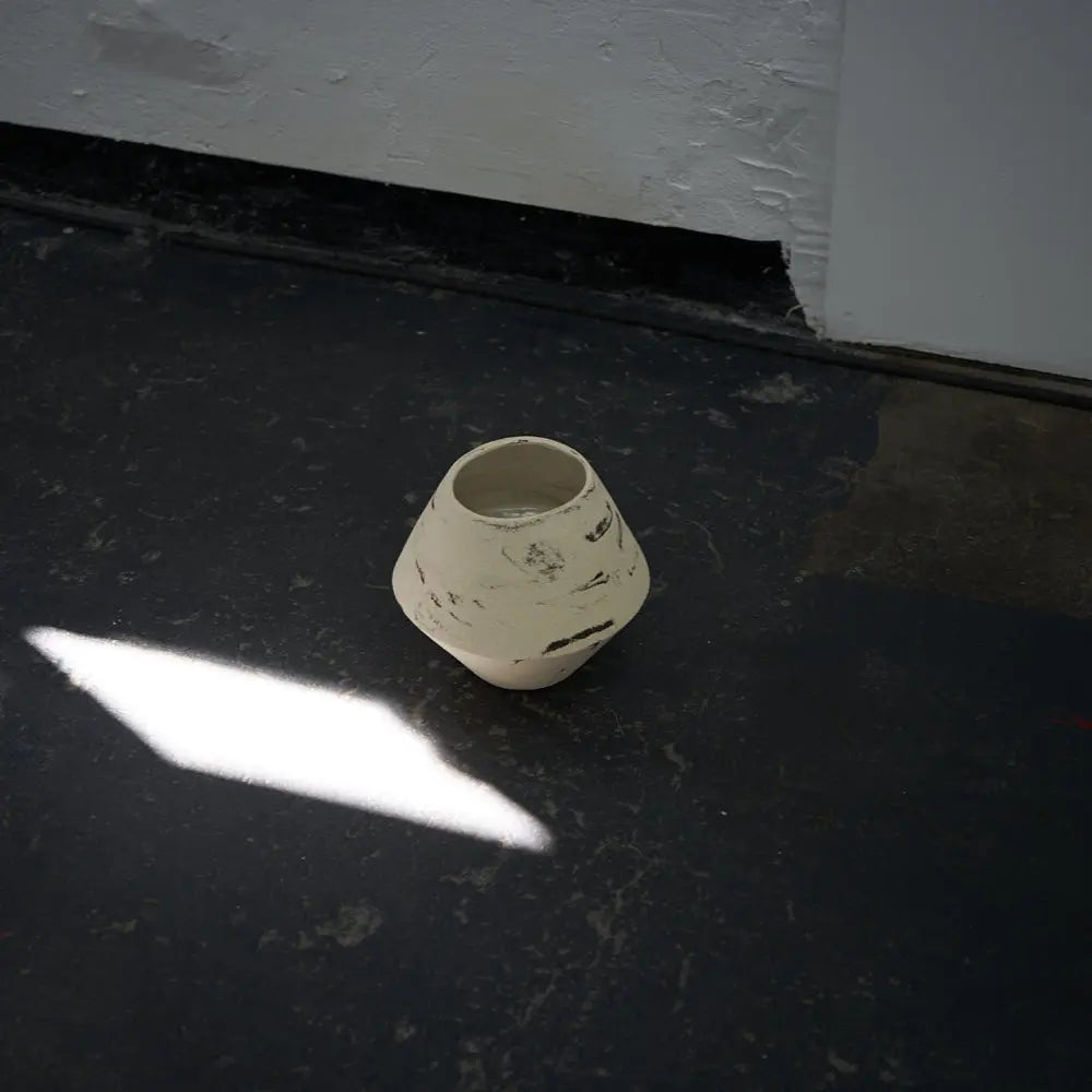DUOTONE Vase, schwarz & weiß, mit verlorenem Muster und einer Kante, mehr weiß als schwarz, #6 Atelier von Ehren