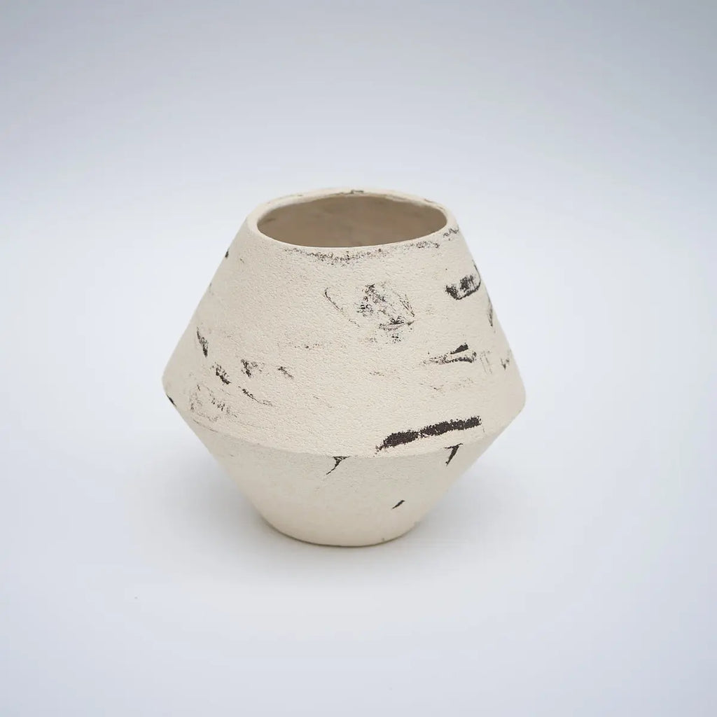 DUOTONE Vase, schwarz & weiß, mit verlorenem Muster und einer Kante, mehr weiß als schwarz, #6 Atelier von Ehren