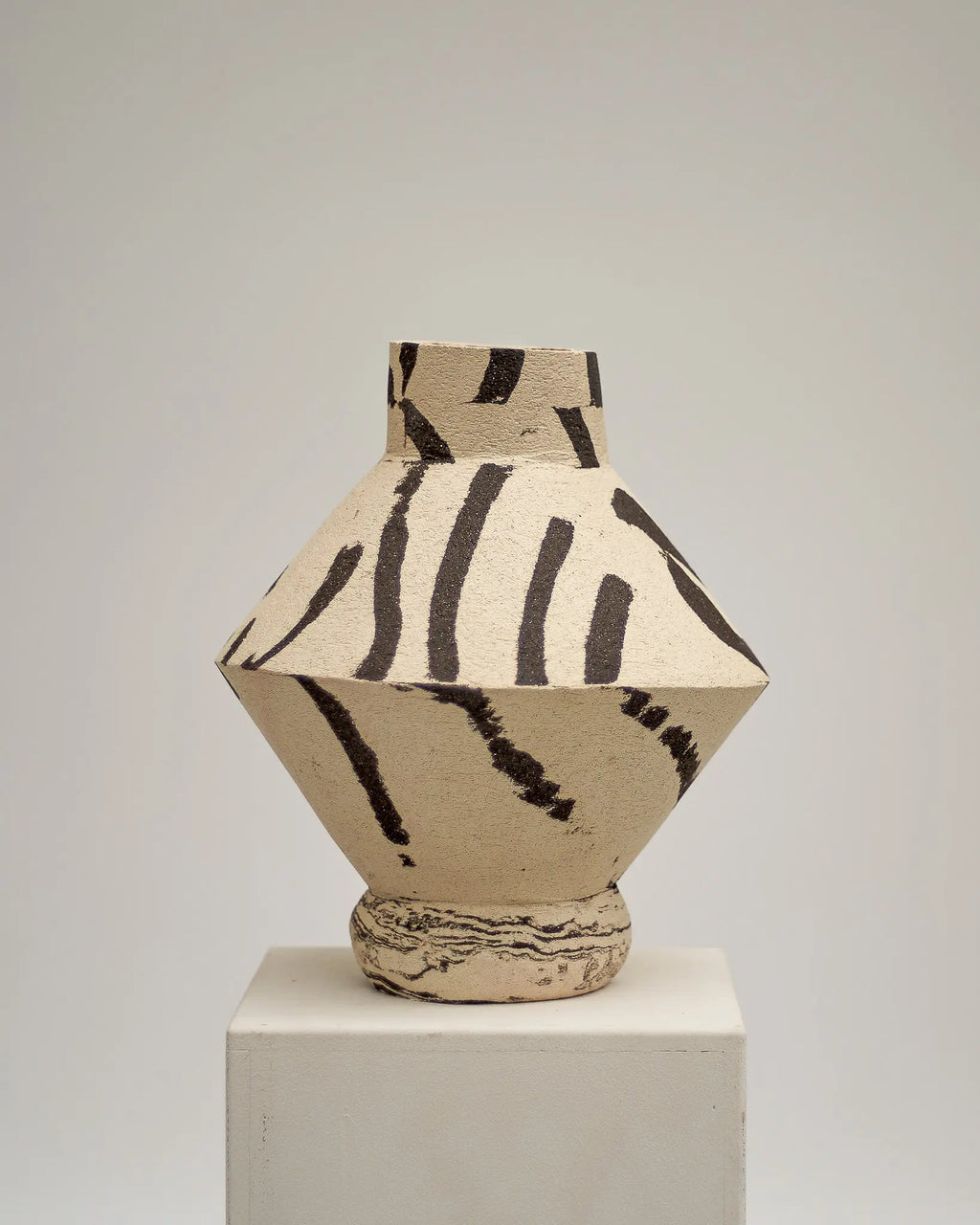 DUOTONE vase b&w mit konischer Form, einer Kante, rundem Fuß und runder Öffnung #6 Atelier von Ehren