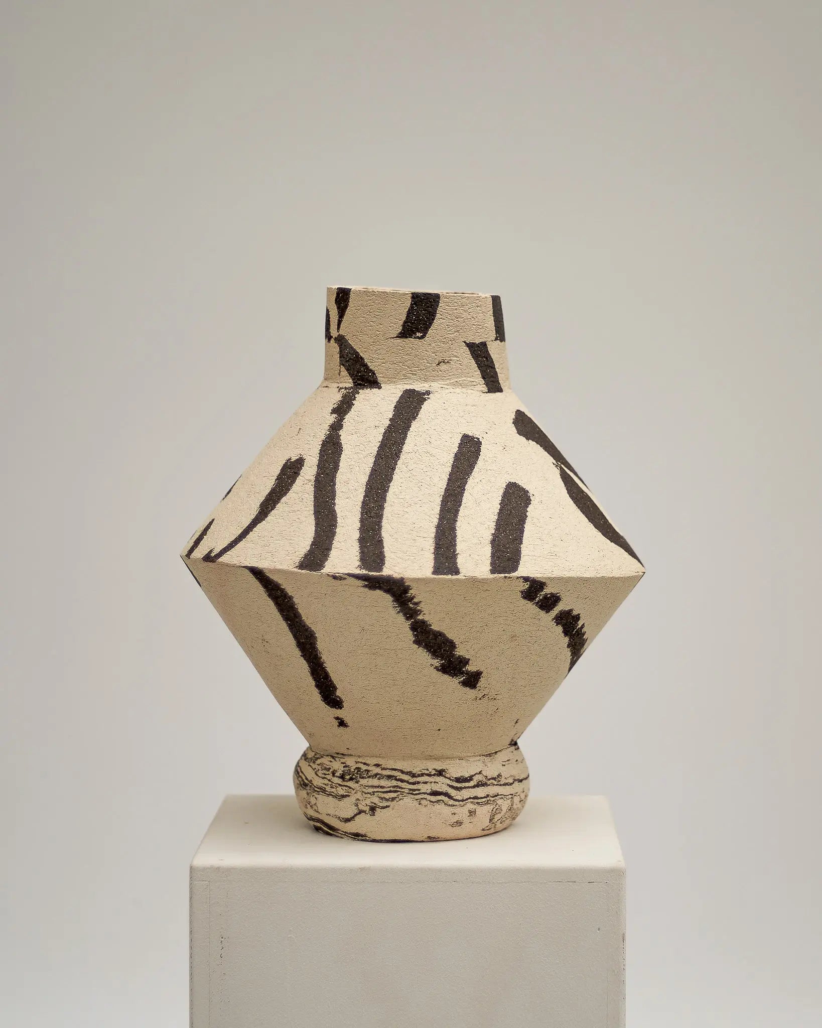 DUOTONE vase b&w mit konischer Form, einer Kante, rundem Fuß und runder Öffnung #6 Atelier von Ehren