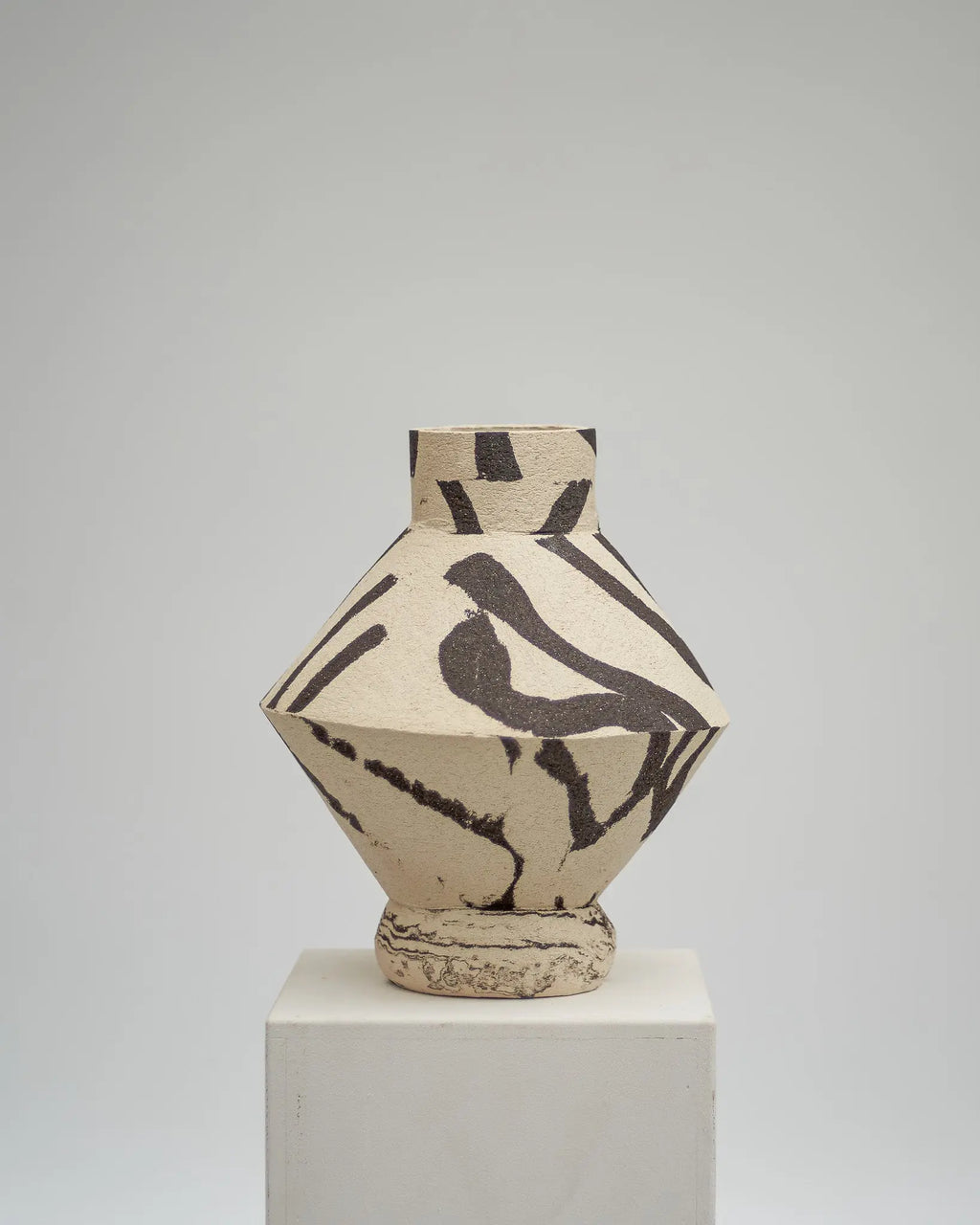 DUOTONE vase b&w mit konischer Form, einer Kante, rundem Fuß und runder Öffnung #6 Atelier von Ehren