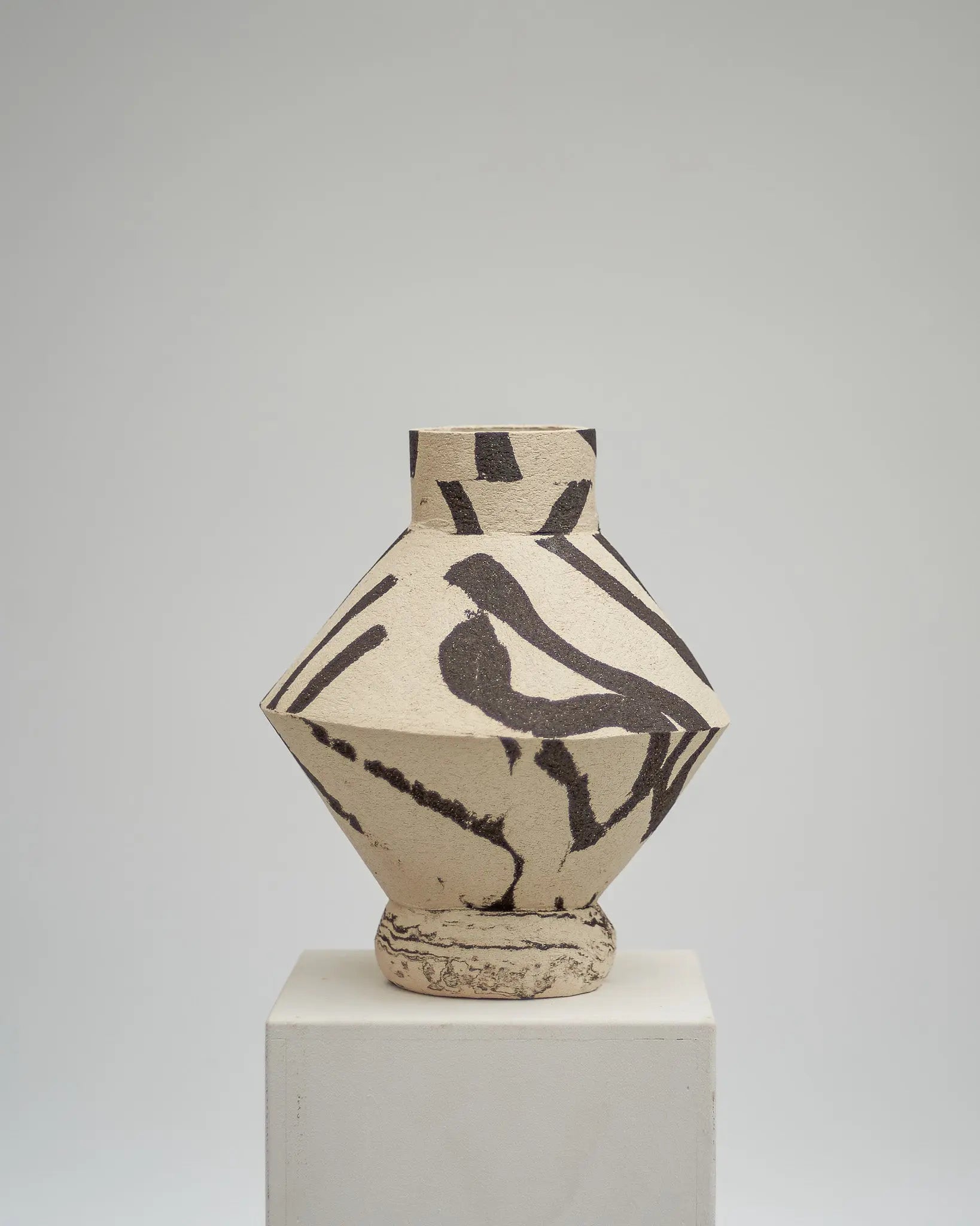 DUOTONE vase b&w mit konischer Form, einer Kante, rundem Fuß und runder Öffnung #6 Atelier von Ehren