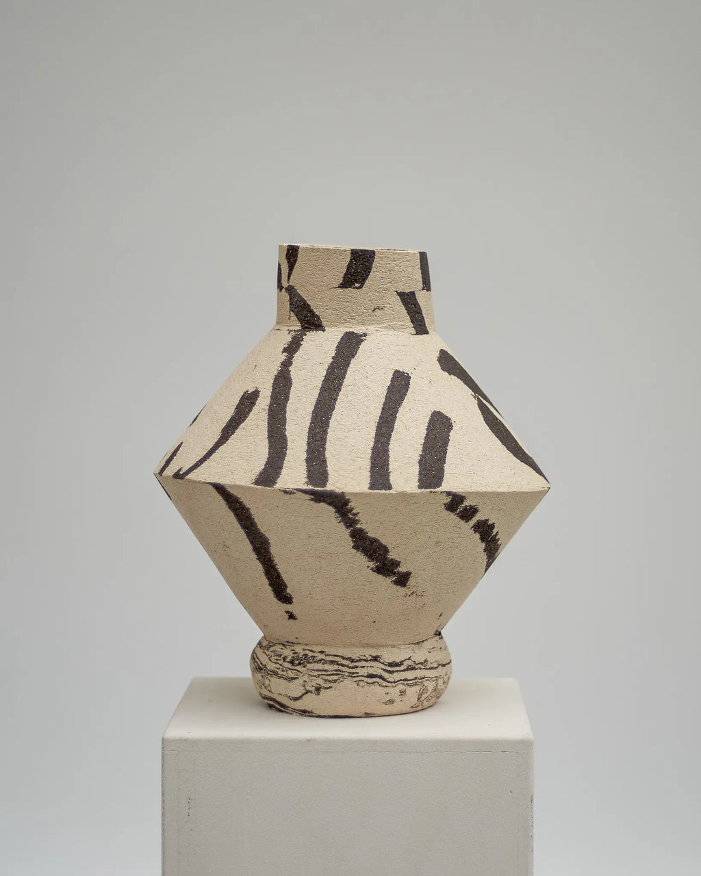 DUOTONE vase b&w mit konischer Form, einer Kante, rundem Fuß und runder Öffnung #6 Atelier von Ehren