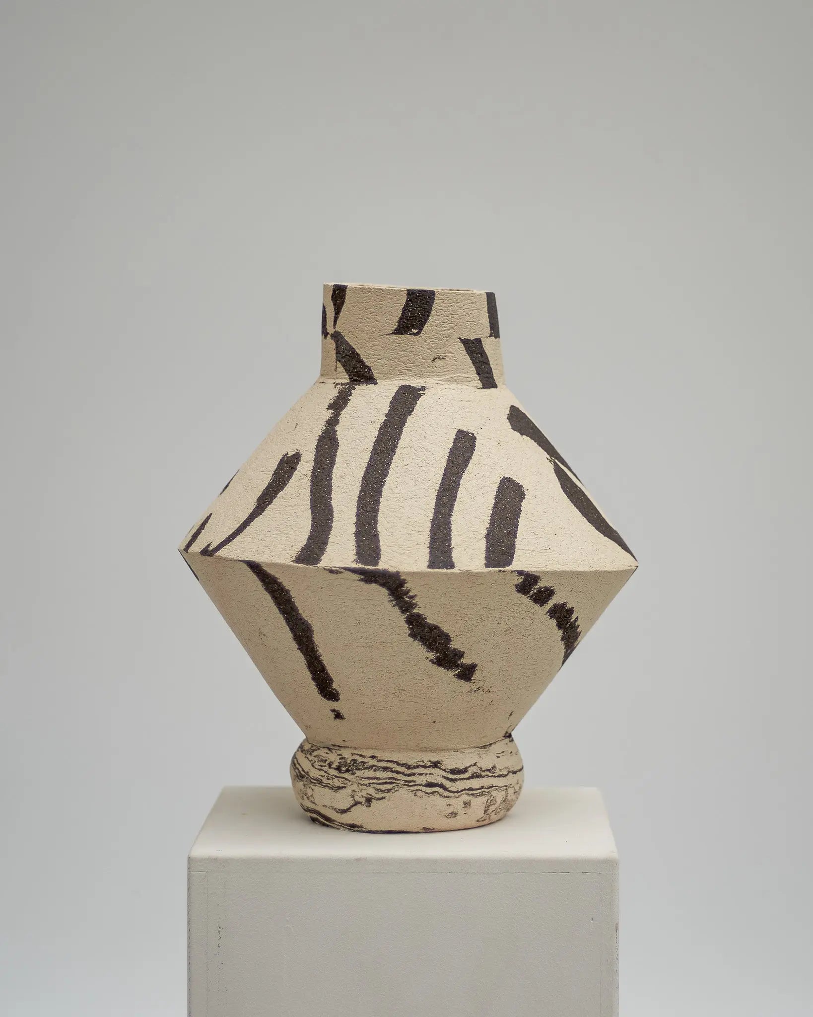 DUOTONE vase b&w mit konischer Form, einer Kante, rundem Fuß und runder Öffnung #6 Atelier von Ehren