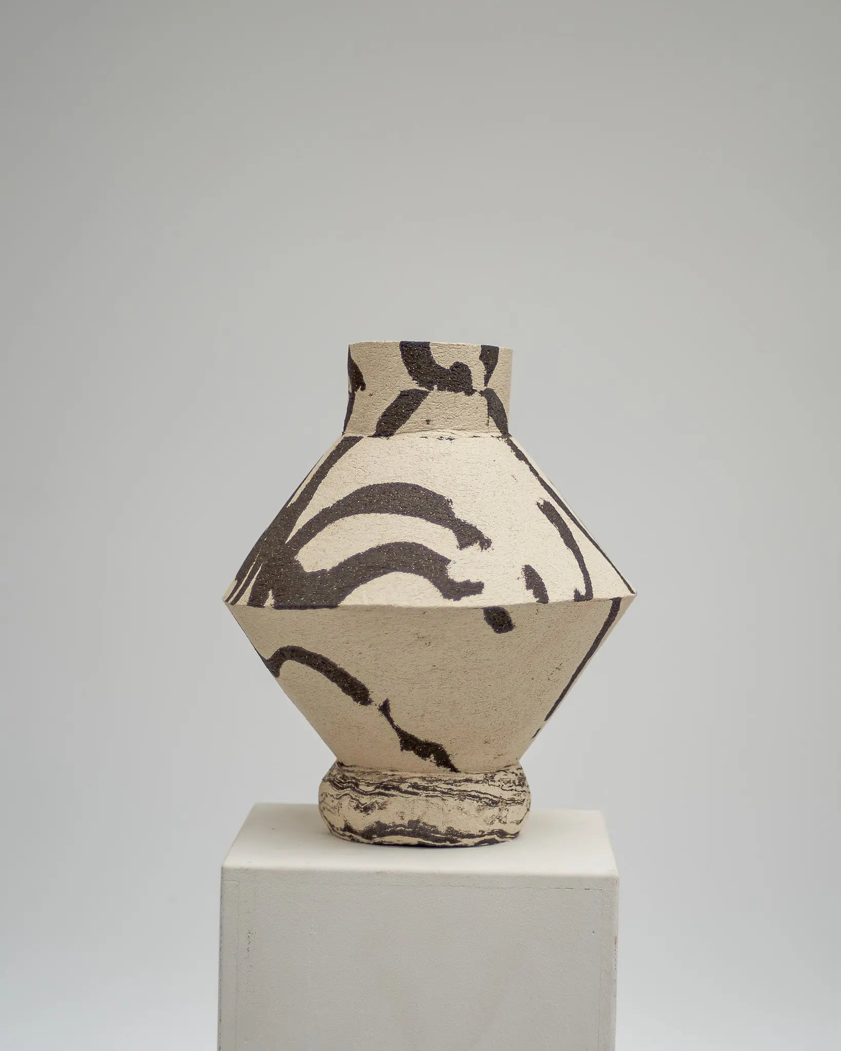 DUOTONE vase b&w mit konischer Form, einer Kante, rundem Fuß und runder Öffnung #6 Atelier von Ehren