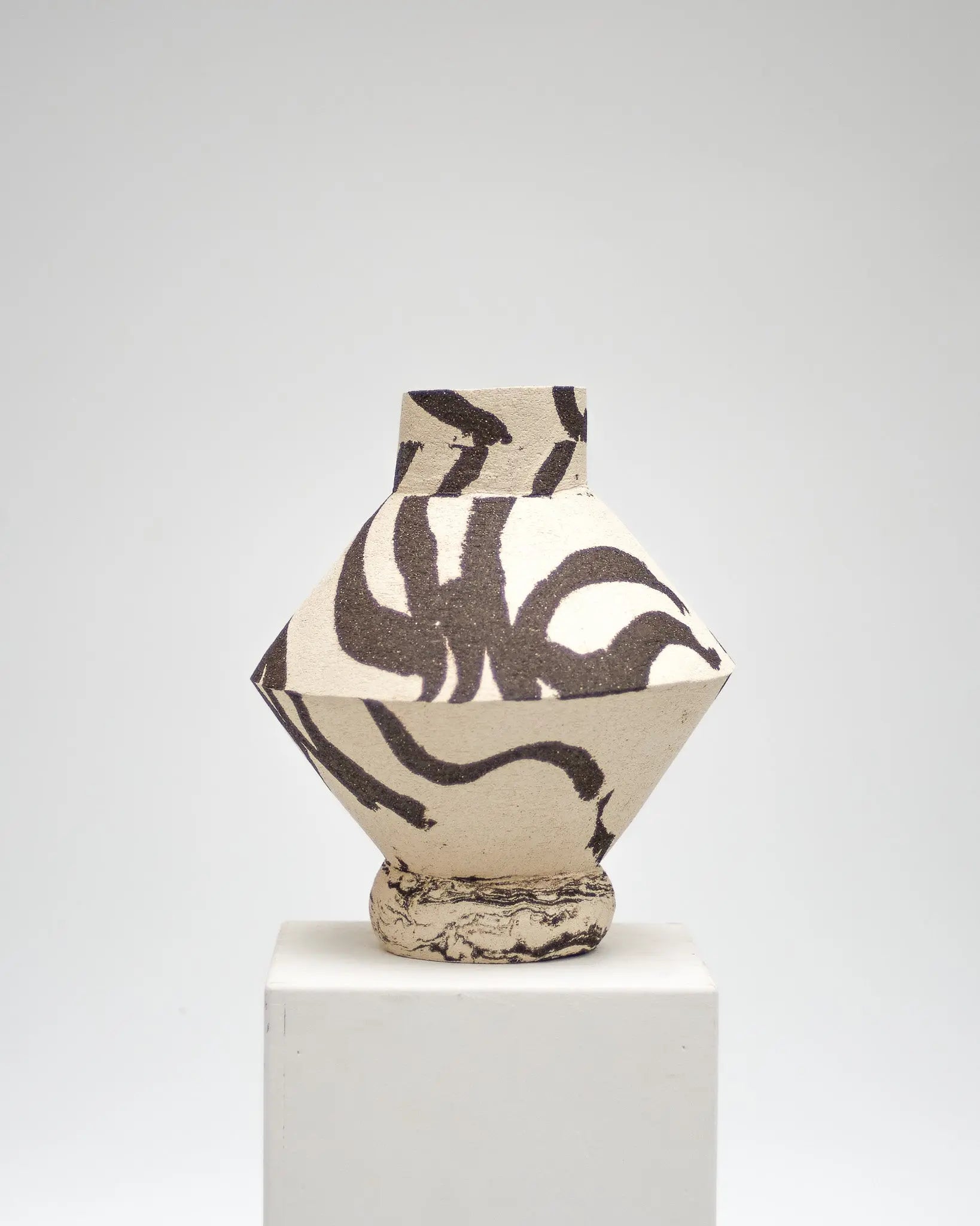 DUOTONE vase b&w mit konischer Form, einer Kante, rundem Fuß und runder Öffnung #6 Atelier von Ehren