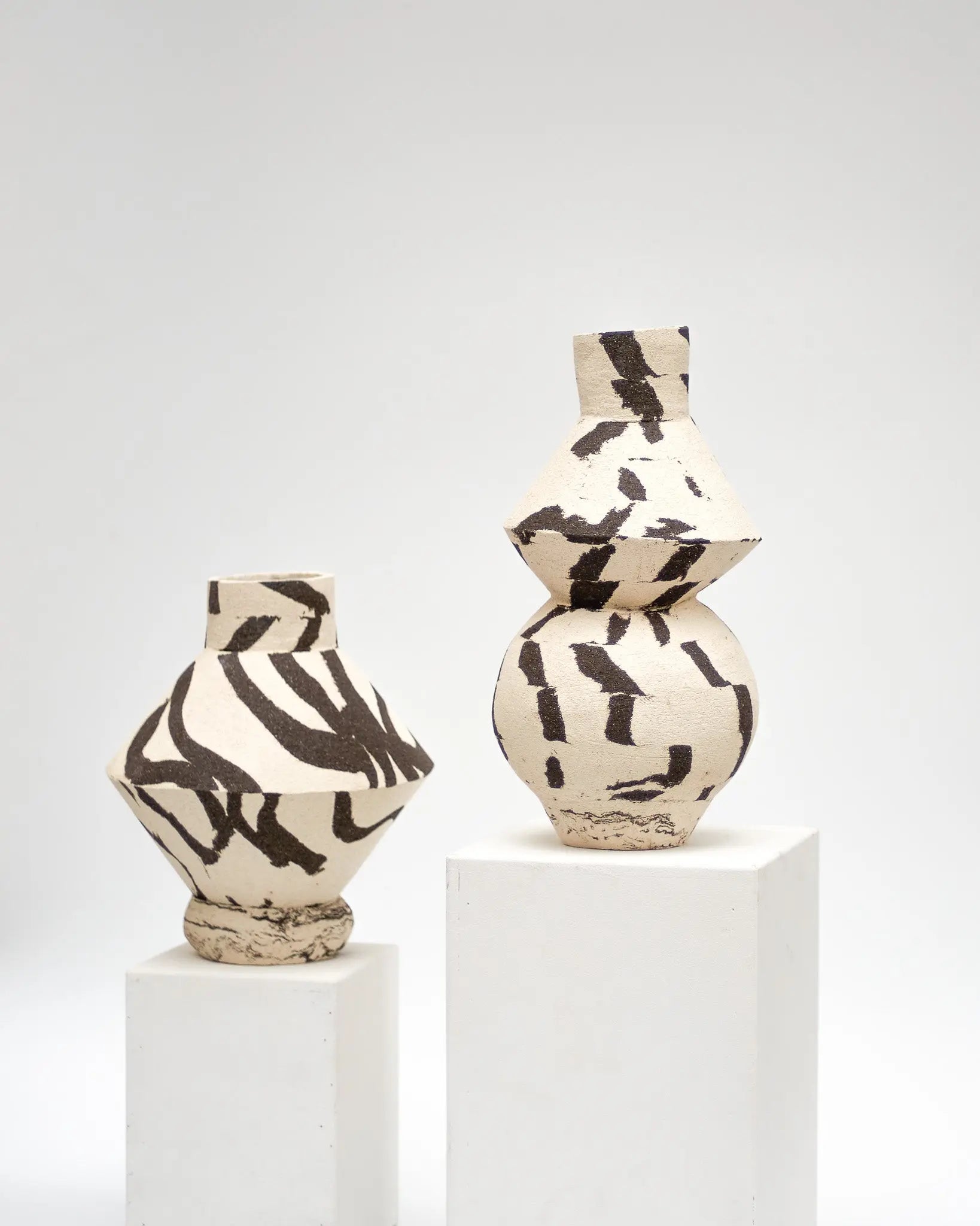 DUOTONE vase b&w mit konischer Form, einer Kante, rundem Fuß und runder Öffnung #6 Atelier von Ehren
