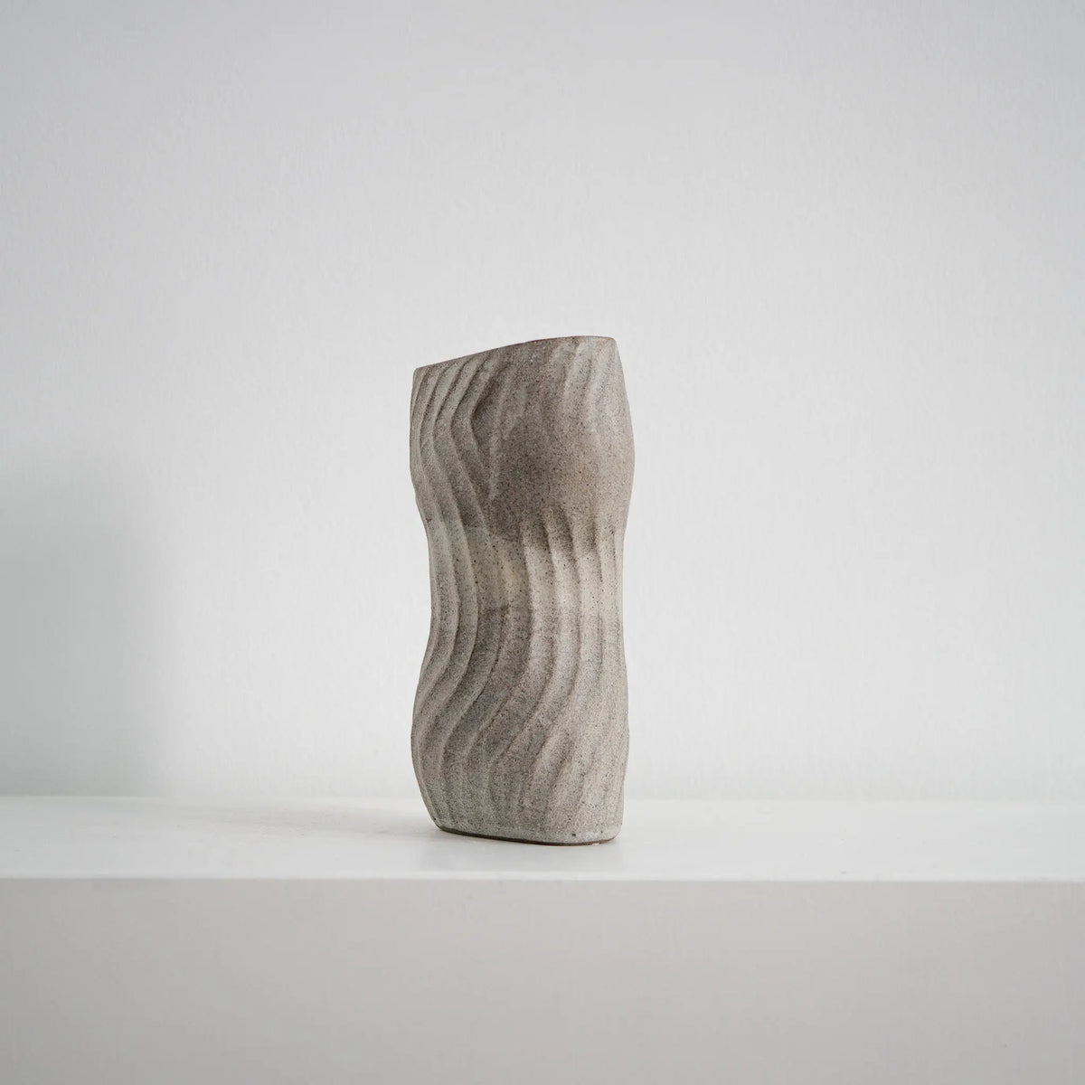 Even Beat - ovale Keramikvase beige matt, Serie ROUND & ROUND, Atelier von Ehren Berlin