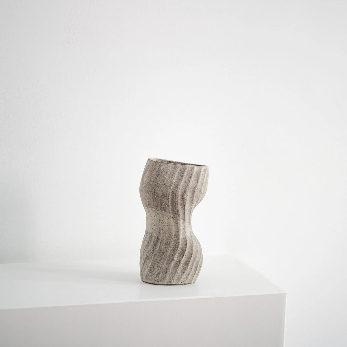 Even Beat - ovale Keramikvase beige matt, Serie ROUND & ROUND, Atelier von Ehren Berlin