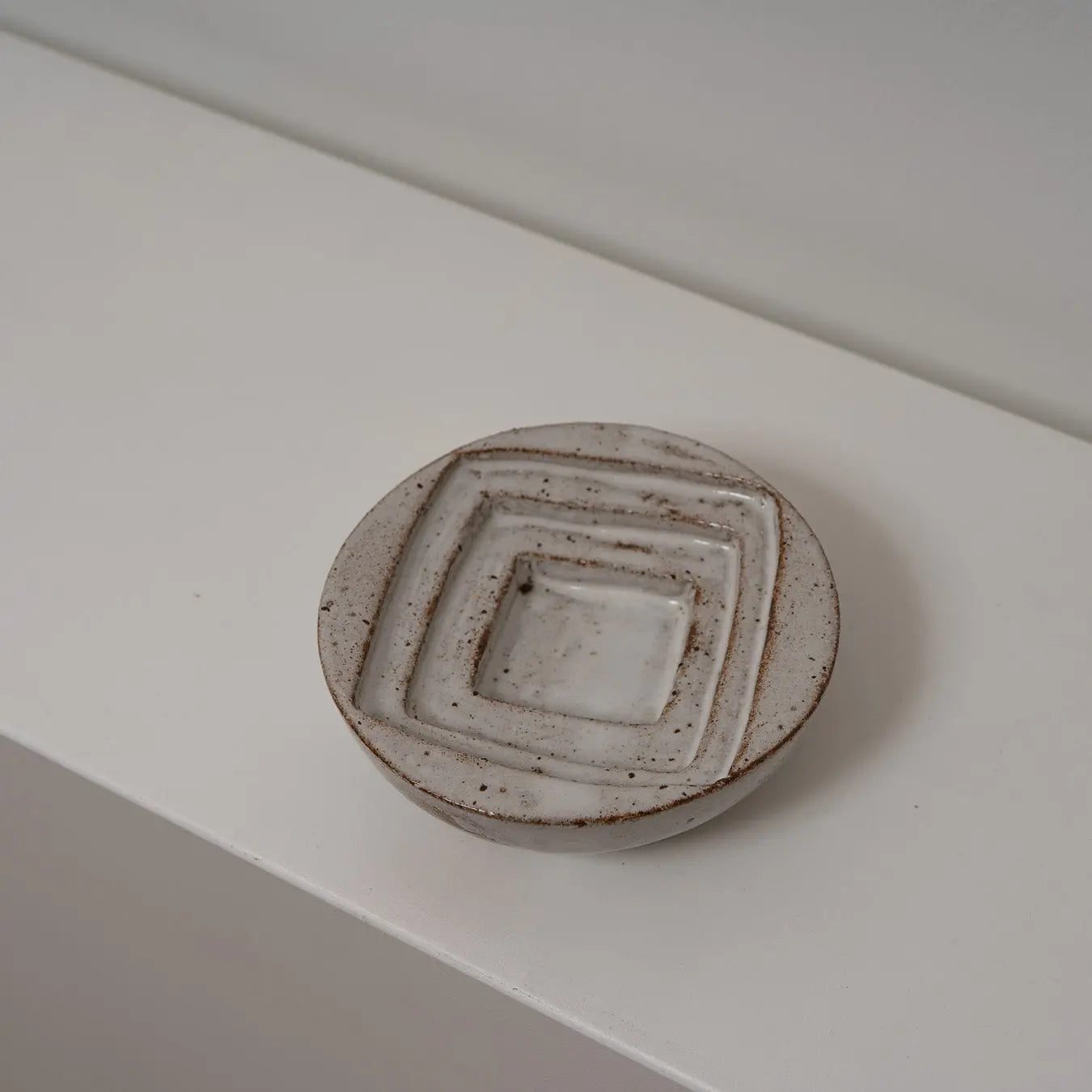 Flache Schale mit geometrischen Innenrelief Atelier von Ehren