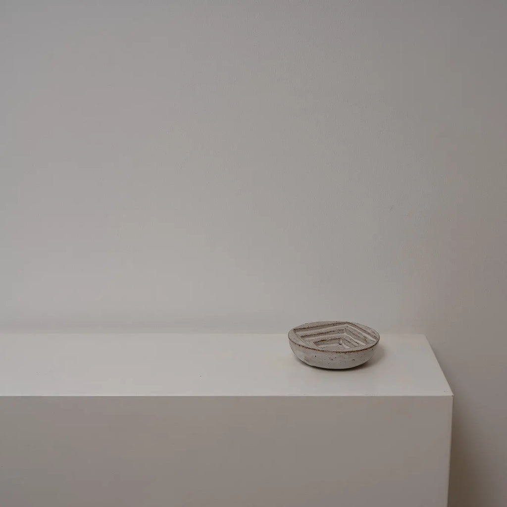 Flache Schale mit geometrischen Innenrelief Atelier von Ehren