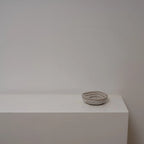 Flache Schale mit geometrischen Innenrelief Atelier von Ehren