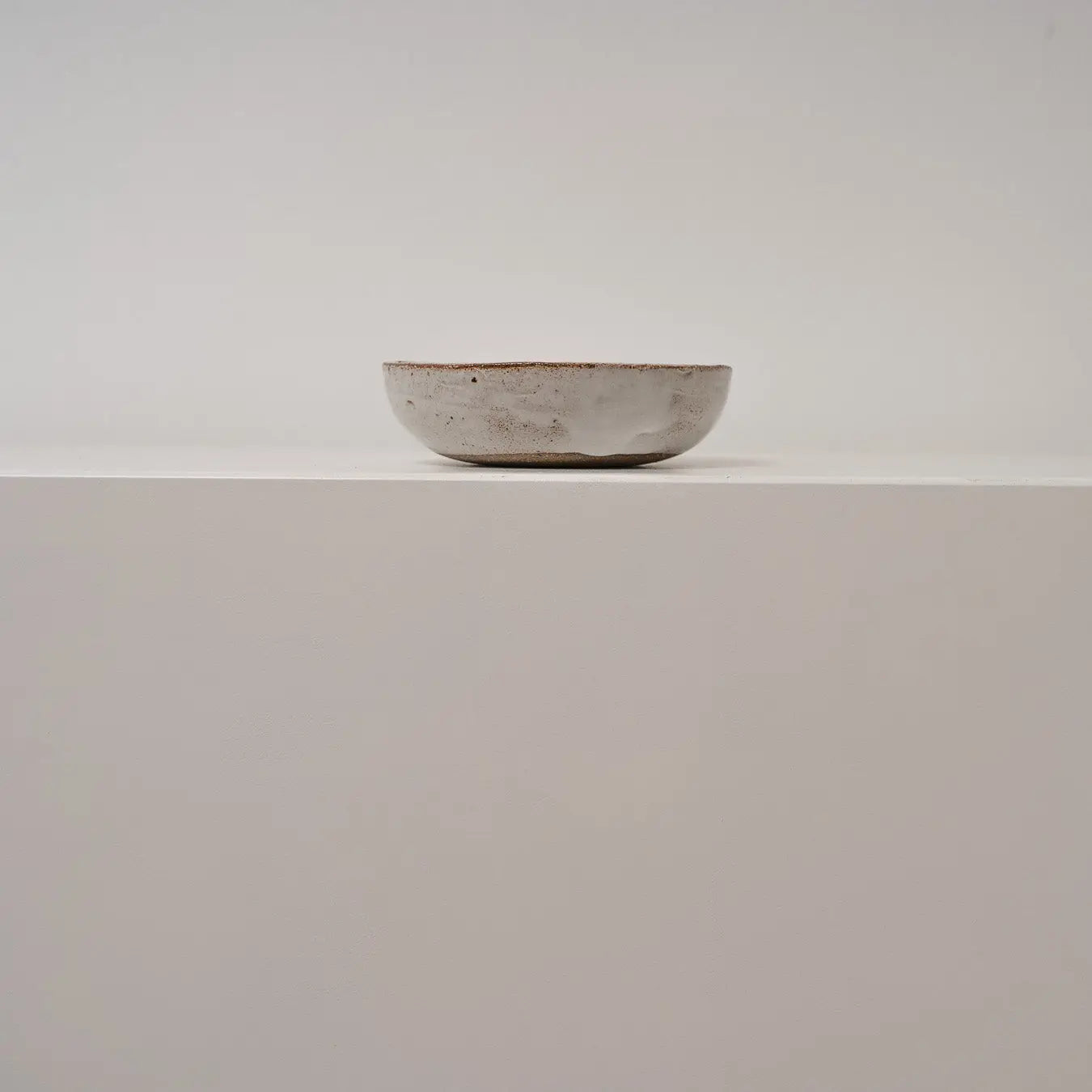 Flache Schale mit geometrischen Innenrelief Atelier von Ehren