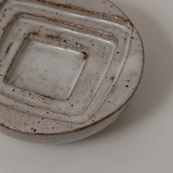 Flache Schale mit geometrischen Innenrelief Atelier von Ehren