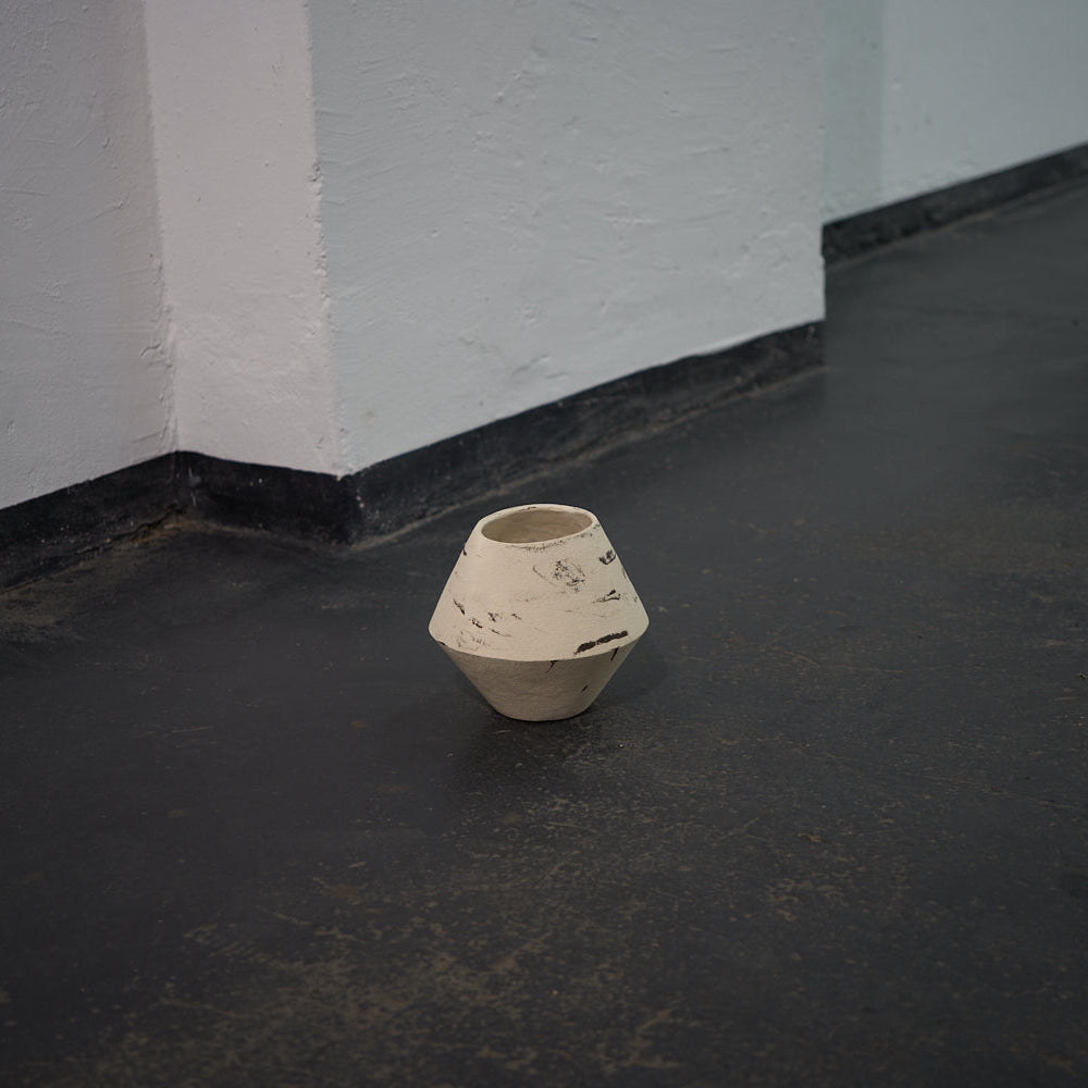 DUOTONE Vase, schwarz & weiß, mit verlorenem Muster und einer Kante, mehr weiß als schwarz, #6
