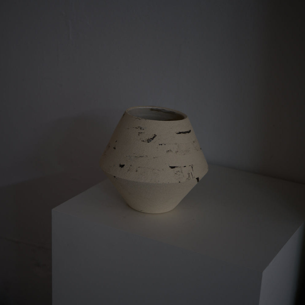 DUOTONE Vase, schwarz & weiß, mit verlorenem Muster und einer Kante, mehr weiß als schwarz, #6