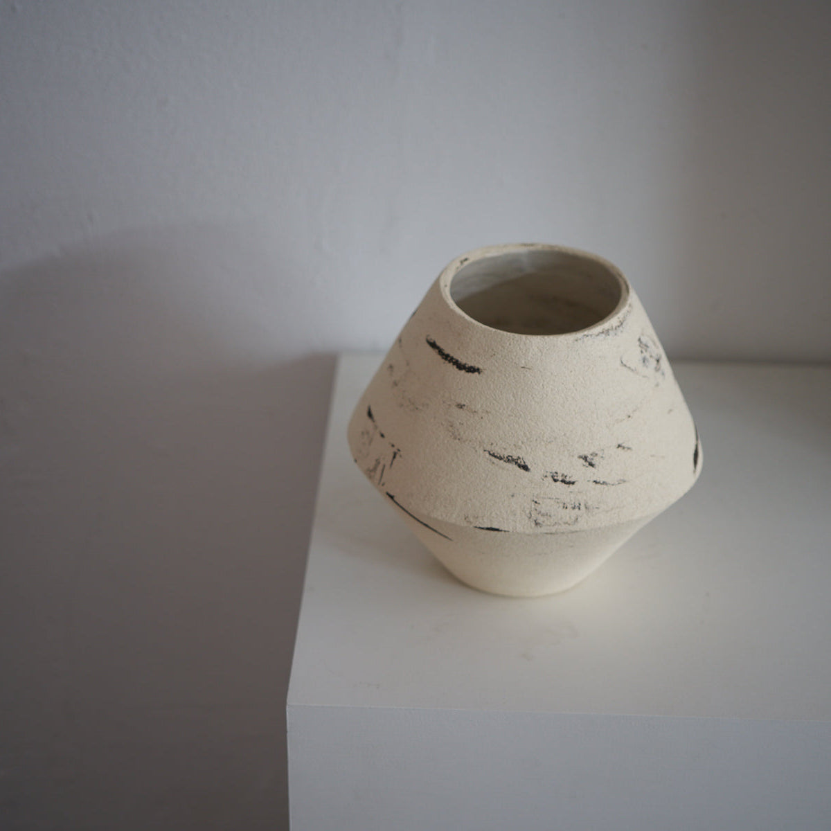 DUOTONE Vase, schwarz & weiß, mit verlorenem Muster und einer Kante, mehr weiß als schwarz, #6