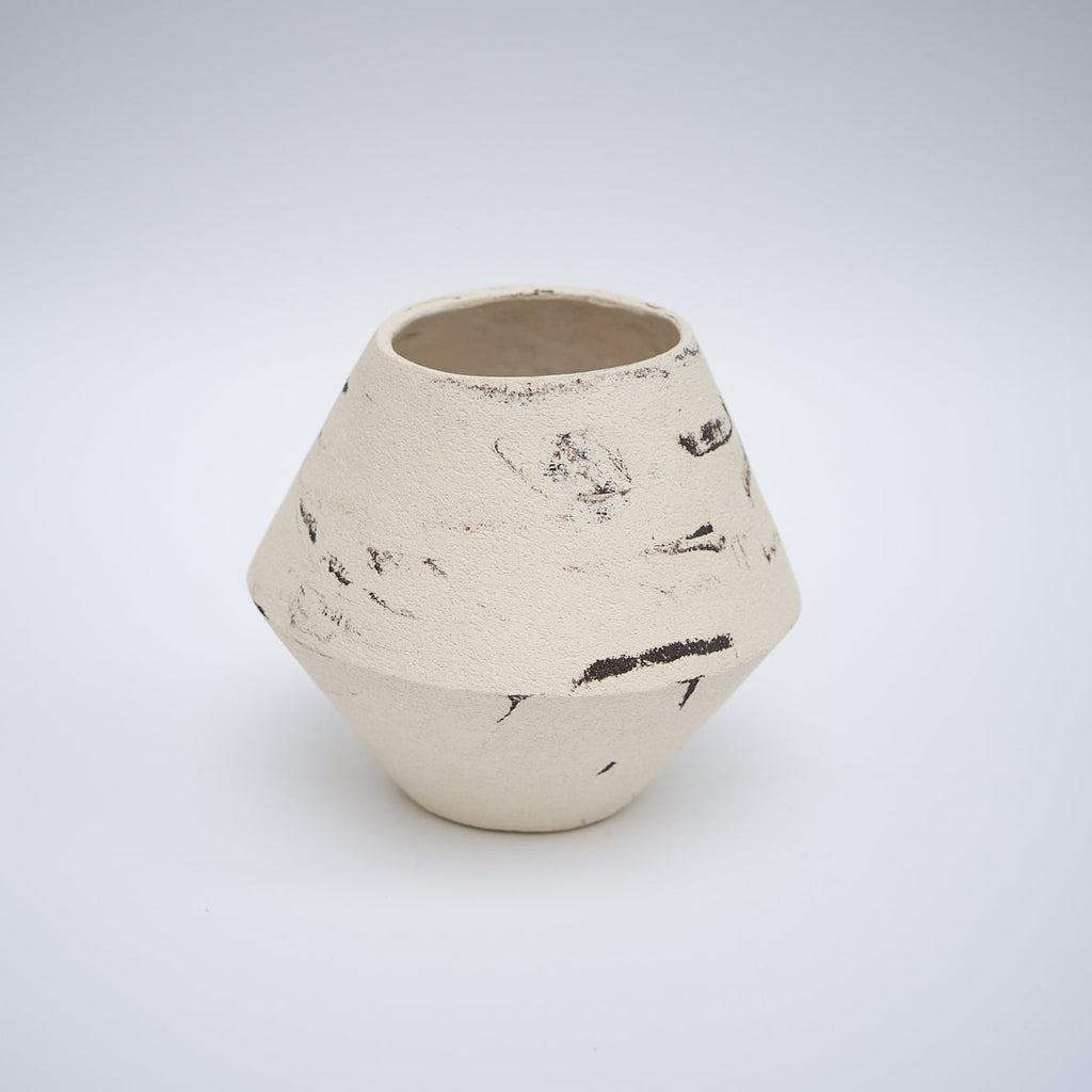 DUOTONE Vase, schwarz & weiß, mit verlorenem Muster und einer Kante, mehr weiß als schwarz, #6