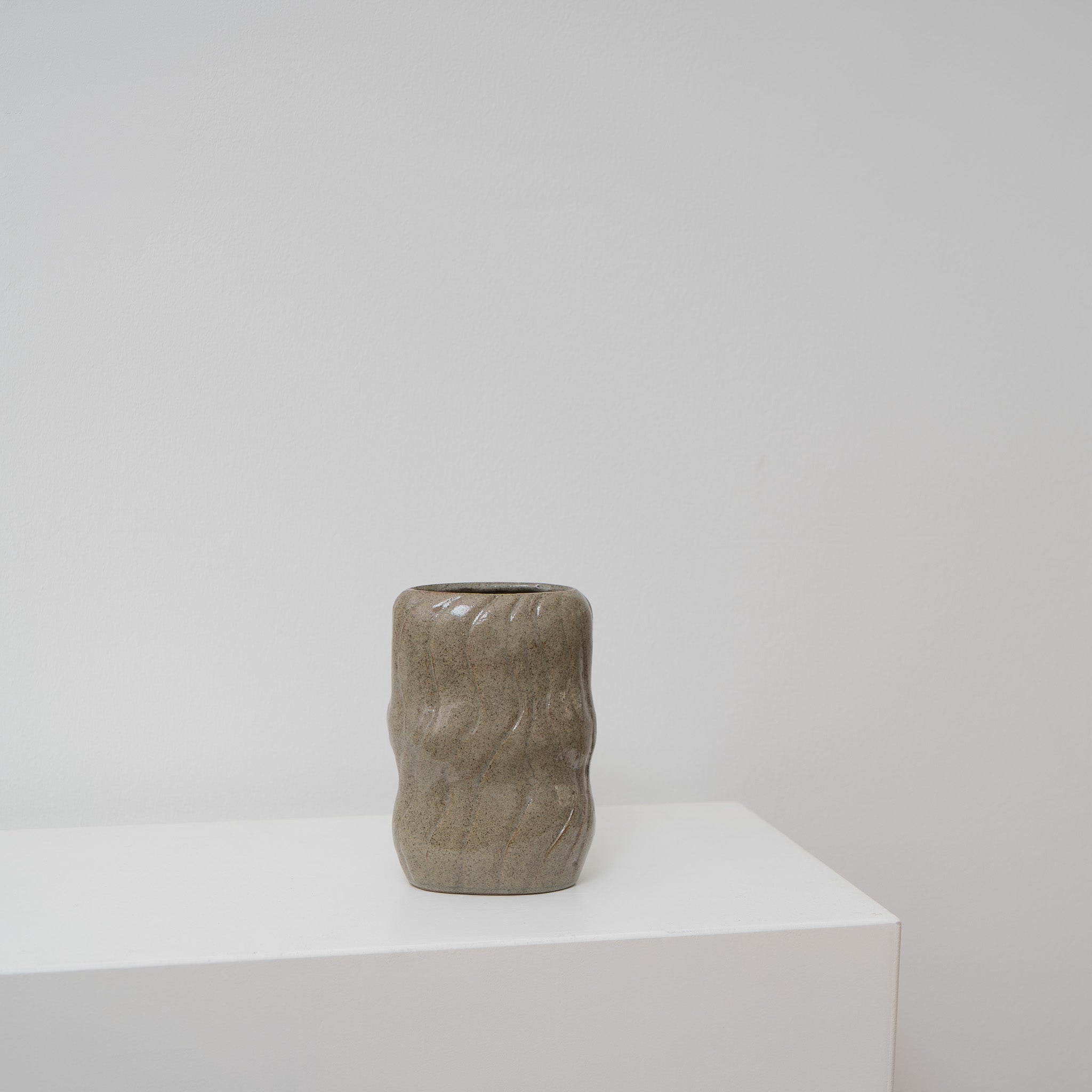 Sustain – ovale Keramikvase blassgrün mit Wellen, Serie ROUND & ROUND, Atelier von Ehren Berlin