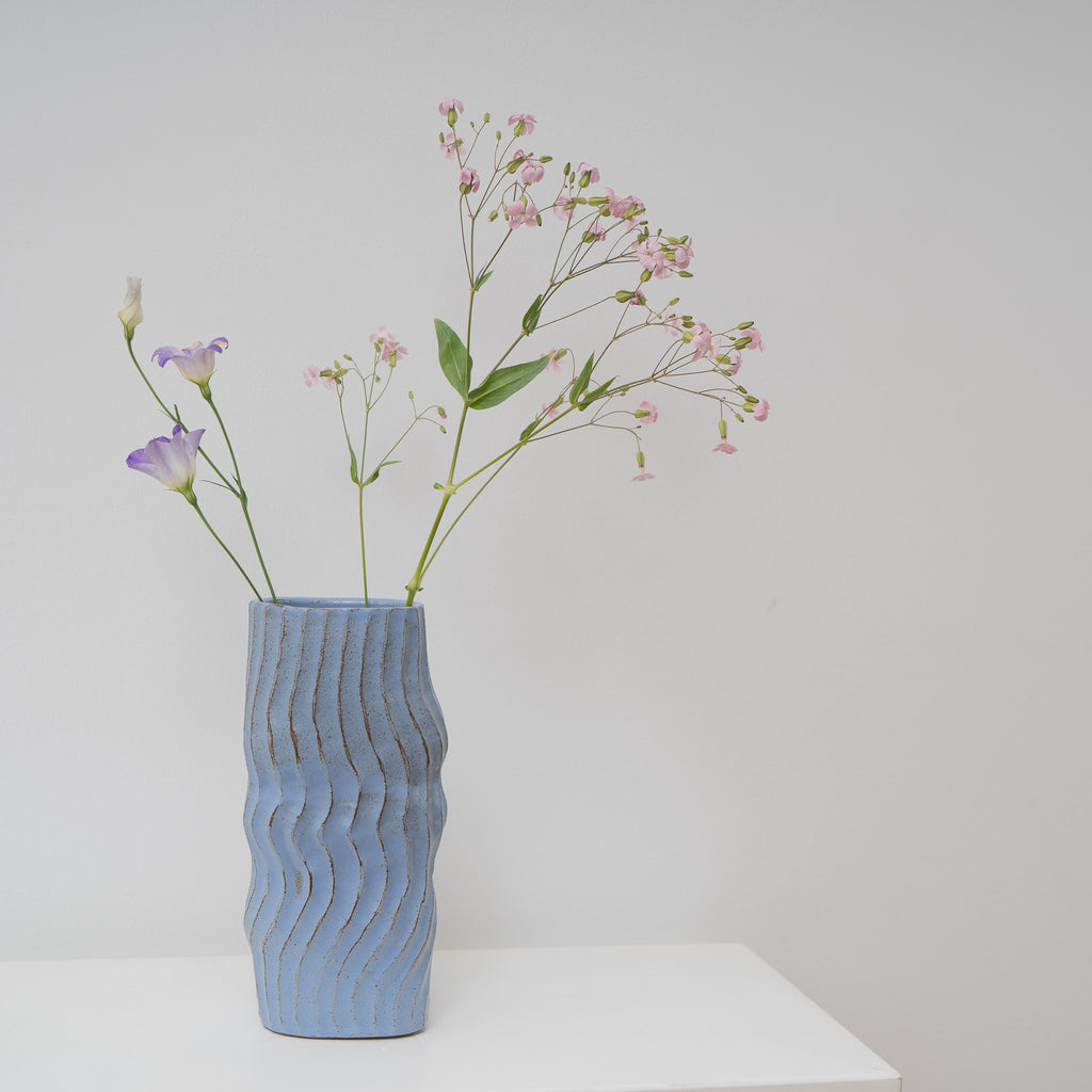 Blue Interval – ovale Keramikvase hellblau mit Wellen, Serie ROUND & ROUND, Atelier von Ehren Berlin