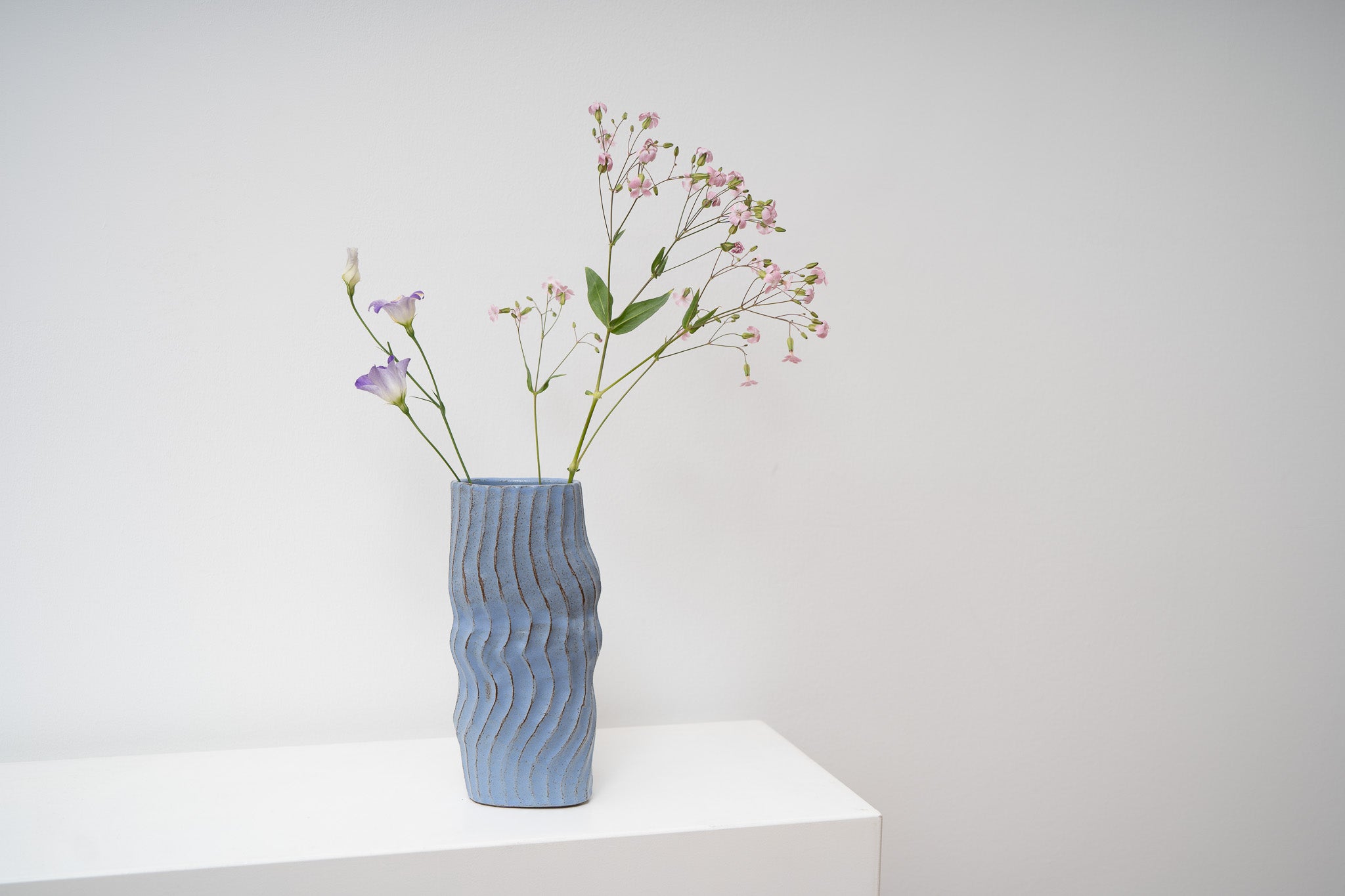 Blue Interval – ovale Keramikvase hellblau mit Wellen, Serie ROUND & ROUND, Atelier von Ehren Berlin