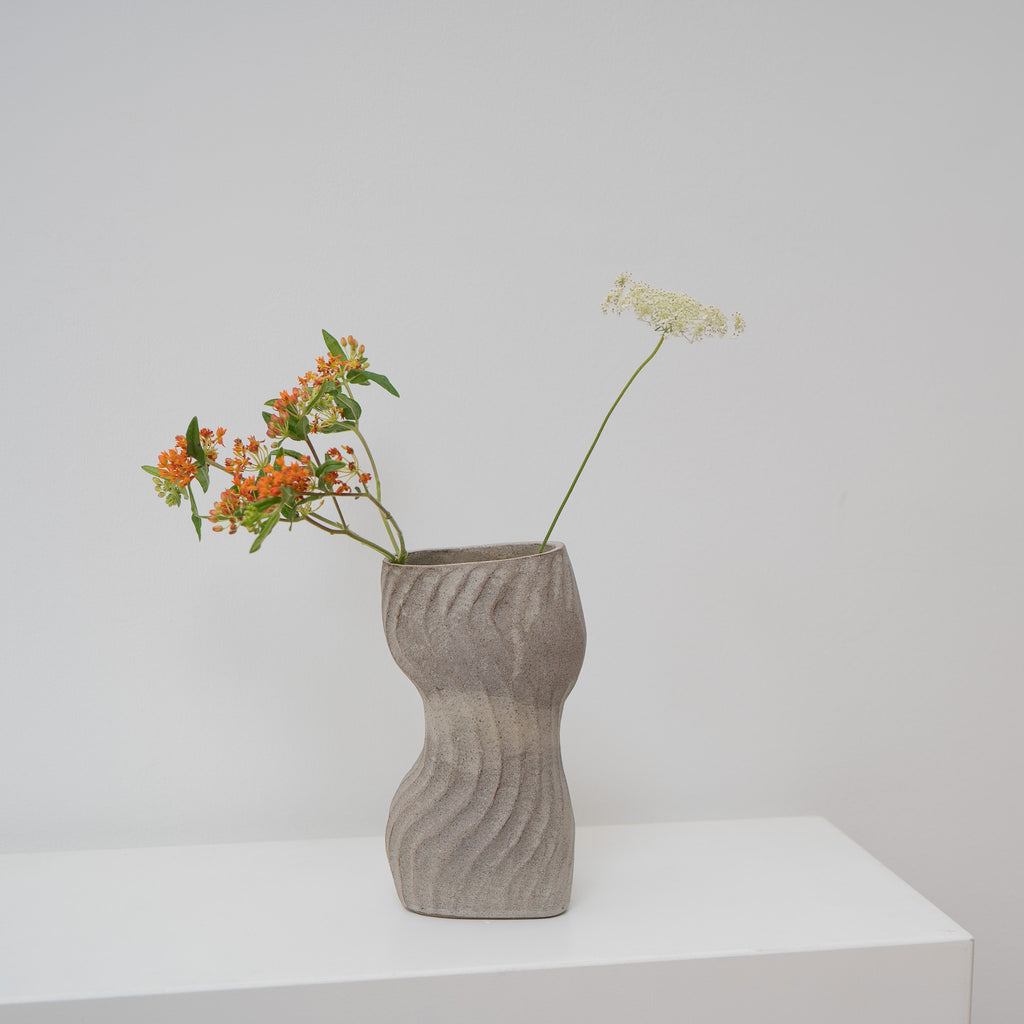 Even Beat - ovale Keramikvase beige matt, Serie ROUND & ROUND, Atelier von Ehren Berlin
