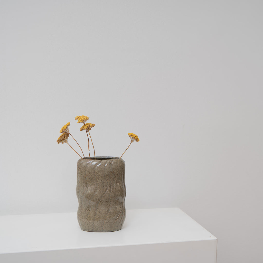 Sustain - ovale Keramikvase blassgrün mit Wellen, Serie ROUND & ROUND, Atelier von Ehren Berlin