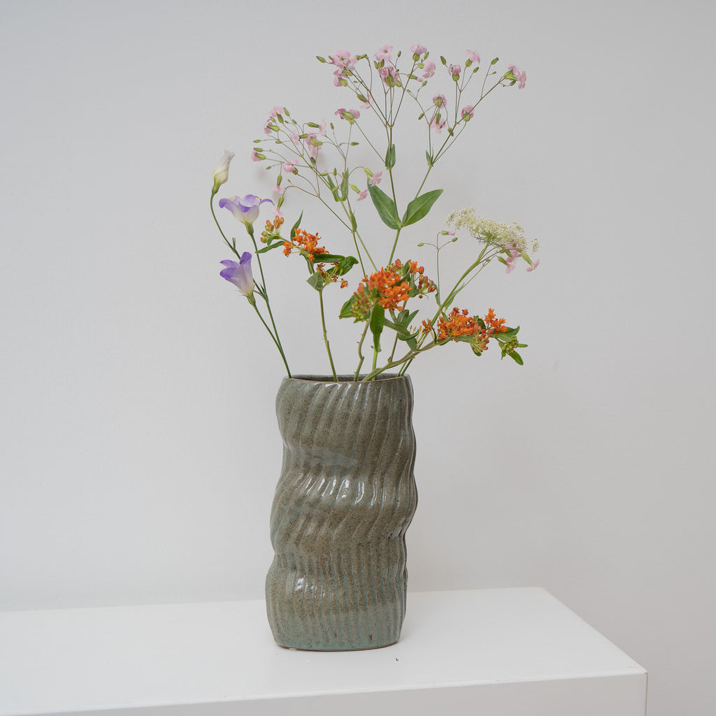 Broken Bar - grüne Keramikvase mit unterbrochenen Wellen, Serie ROUND & ROUND, Atelier von Ehren Berlin