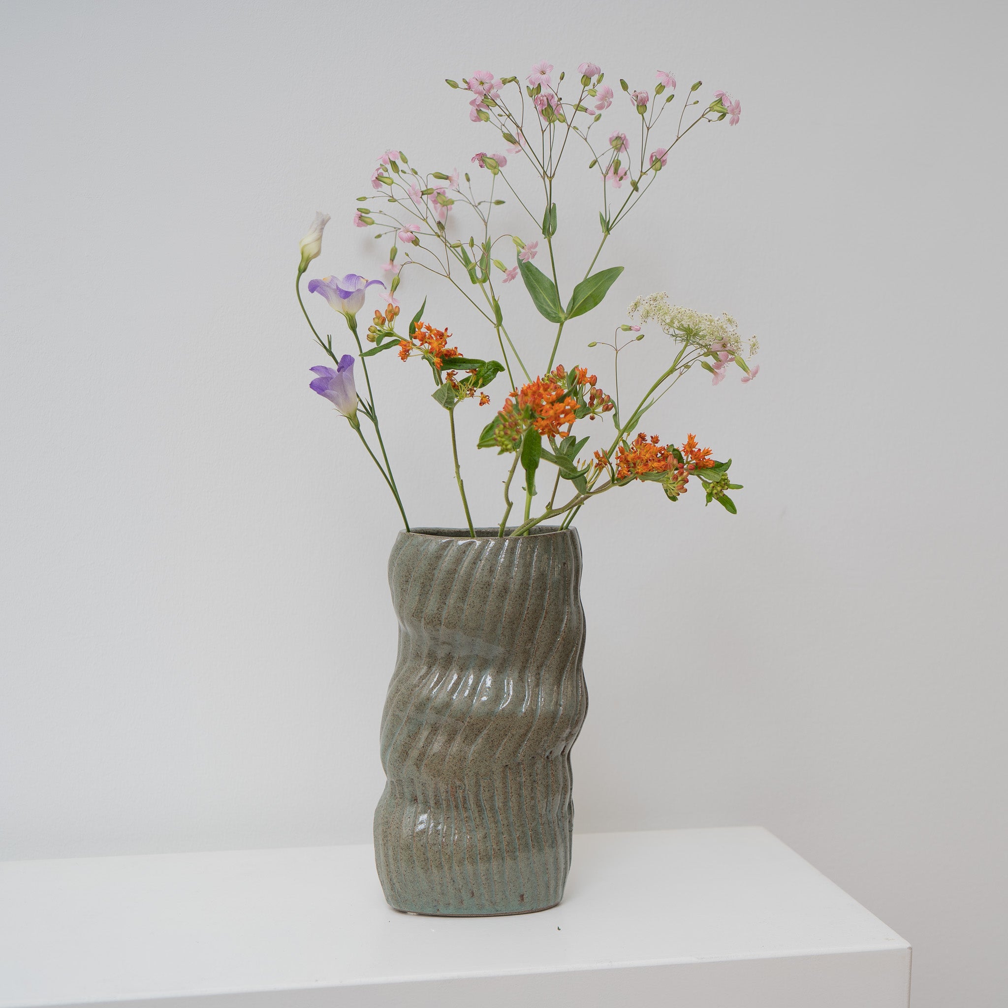 Broken Bar - grüne Keramikvase mit unterbrochenen Wellen, Serie ROUND & ROUND, Atelier von Ehren Berlin