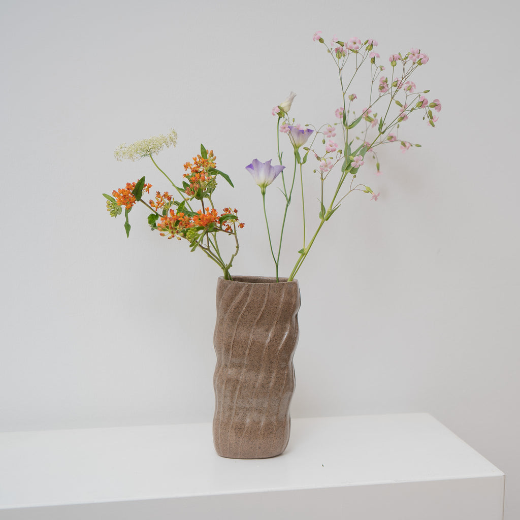 Soft Return - ovale Keramikvase rosé mit Wellen, Serie ROUND & ROUND, Atelier von Ehren Berlin
