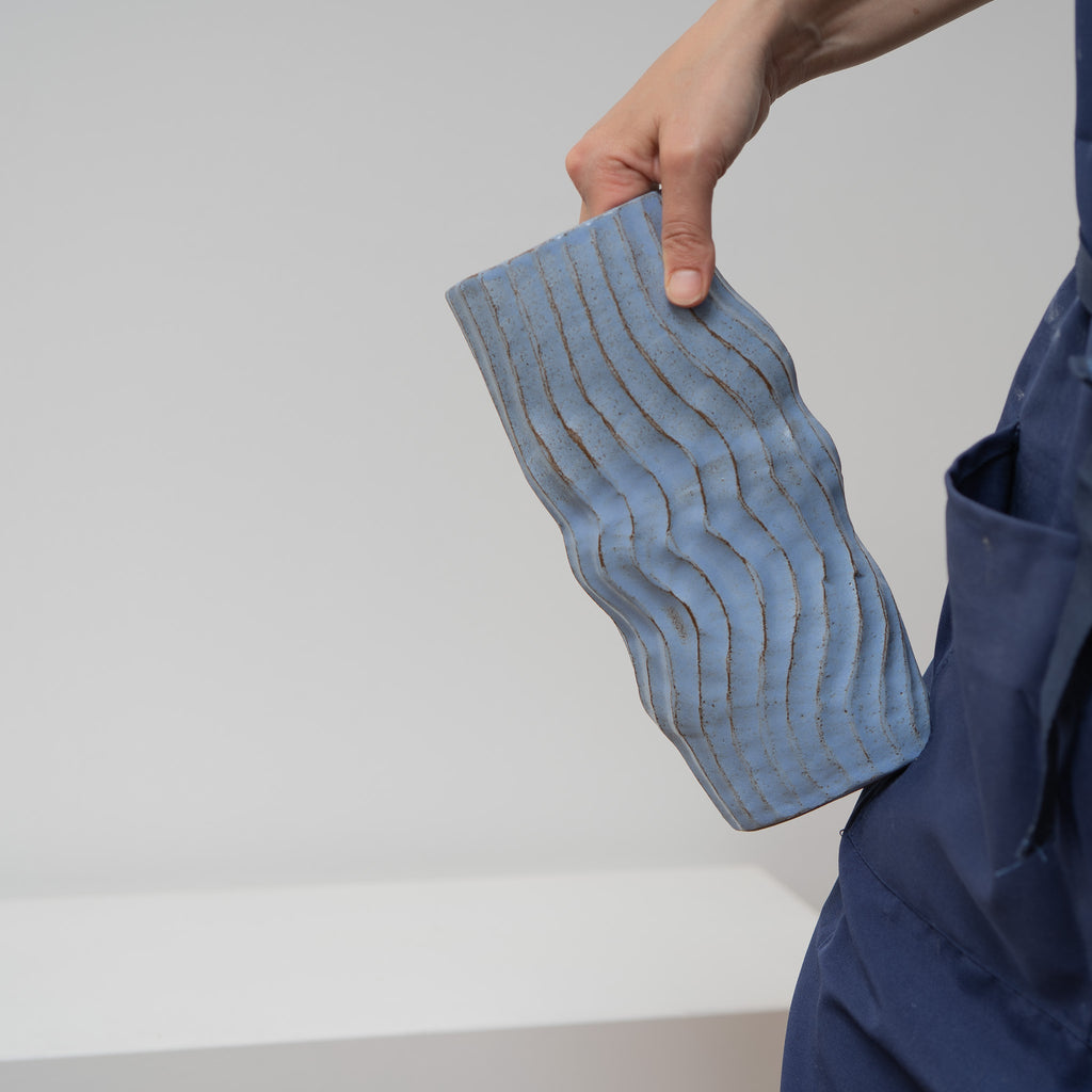 Blue Interval – ovale Keramikvase hellblau mit Wellen, Serie ROUND & ROUND, Atelier von Ehren Berlin