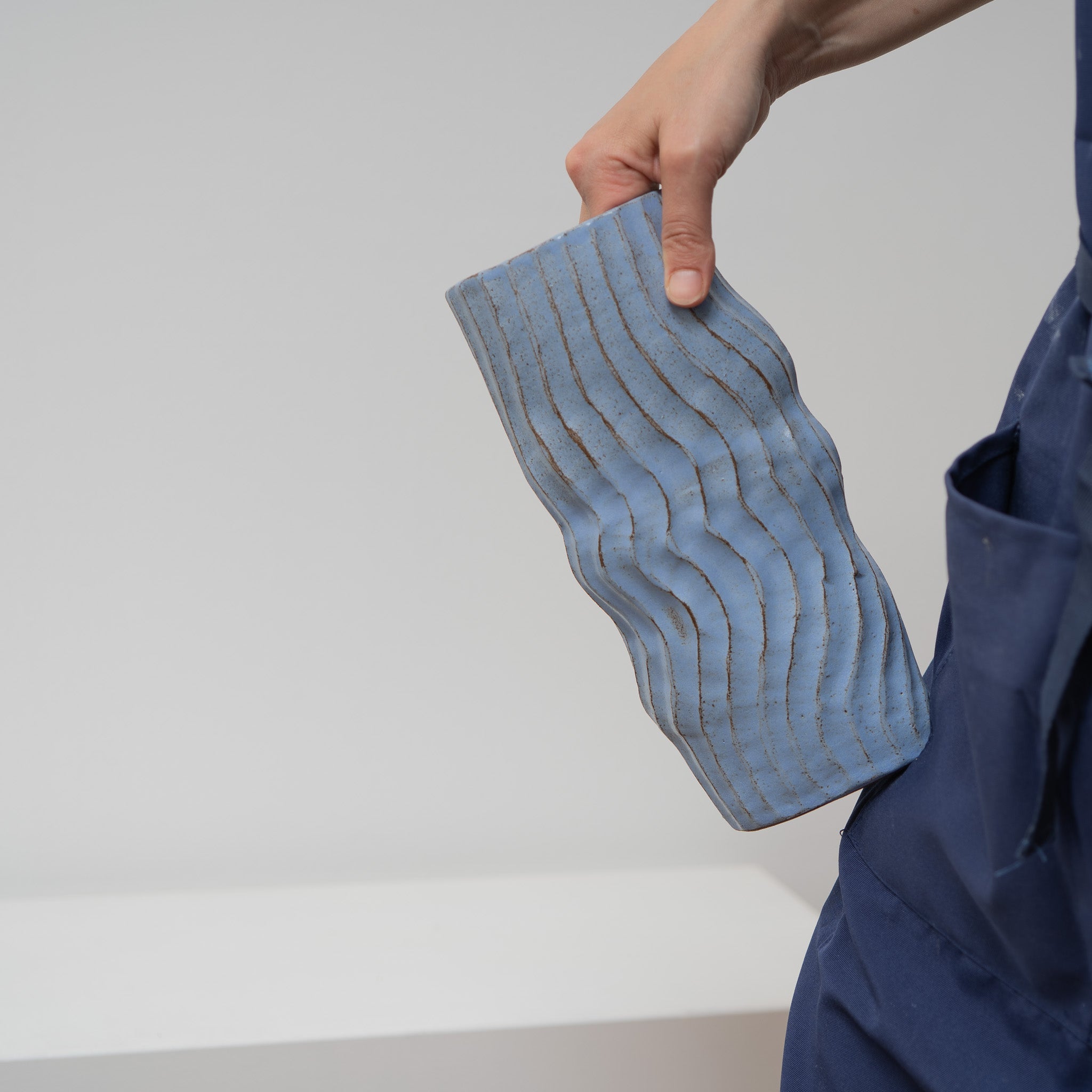 Blue Interval – ovale Keramikvase hellblau mit Wellen, Serie ROUND & ROUND, Atelier von Ehren Berlin