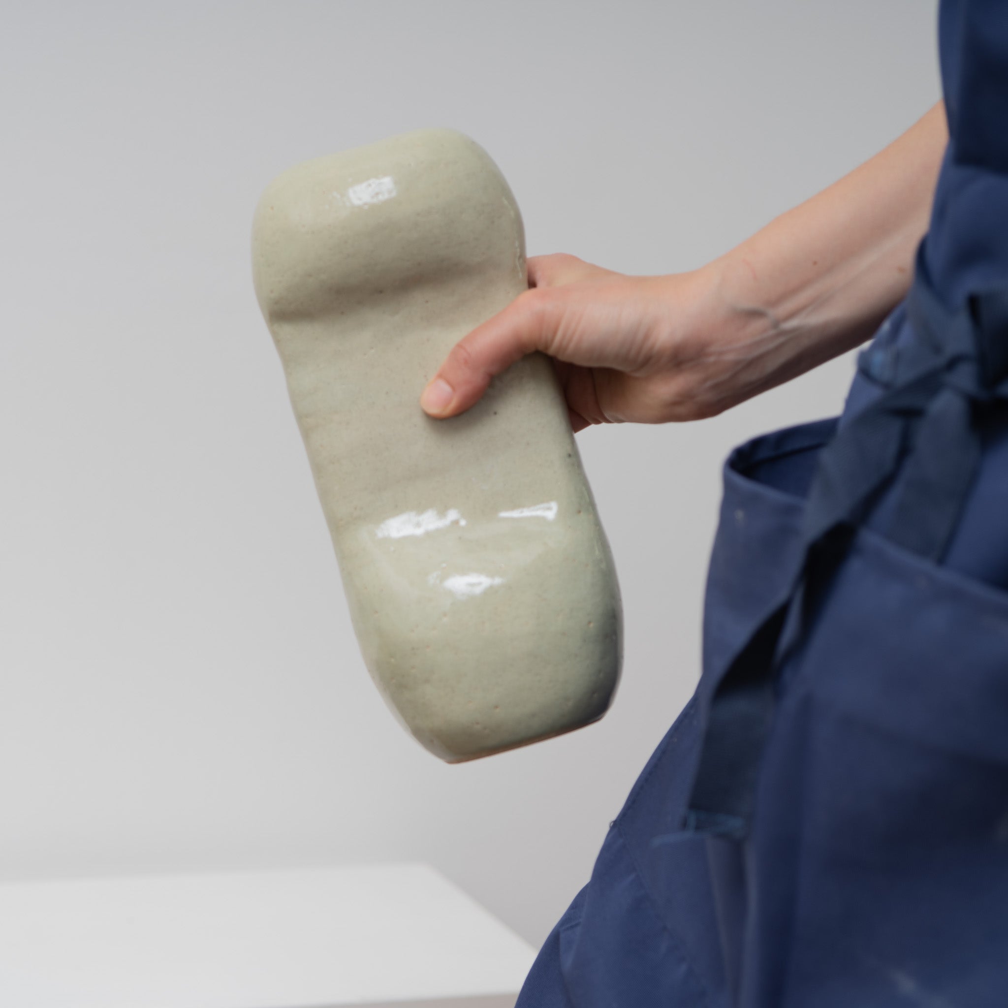 Second Verse – zylindrische Keramikvase blassgrün, Serie ROUND & ROUND, Atelier von Ehren Berlin