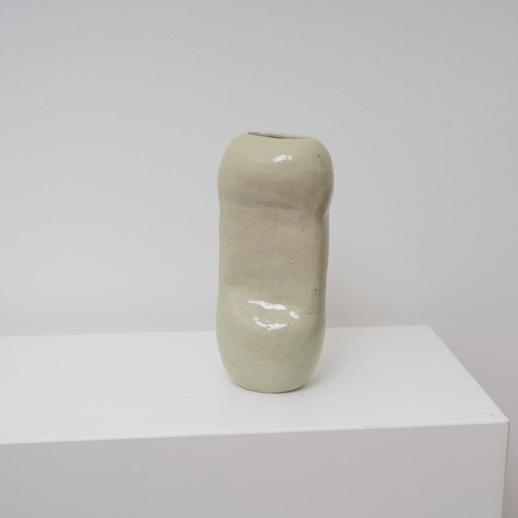 Second Verse – zylindrische Keramikvase blassgrün, Serie ROUND & ROUND, Atelier von Ehren Berlin