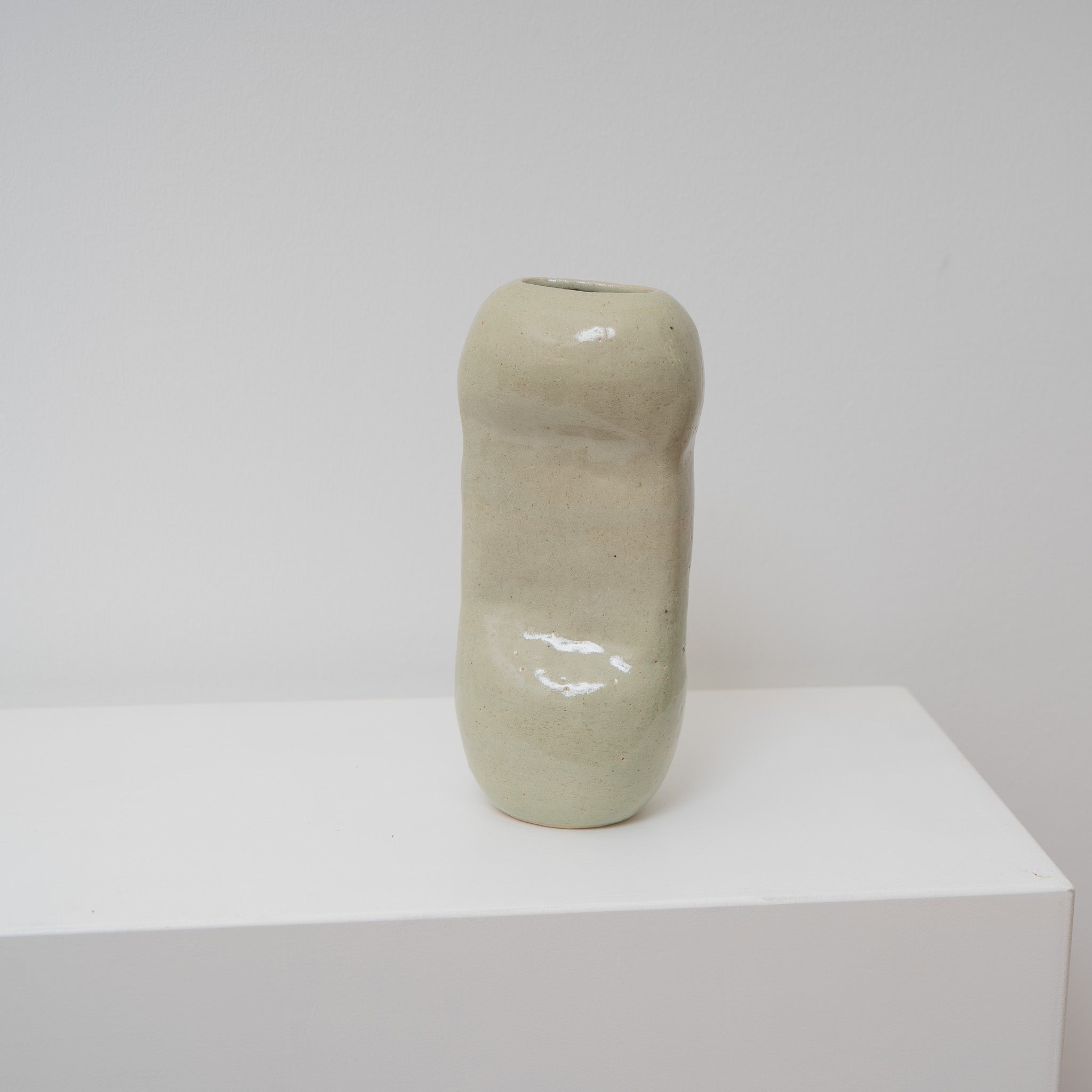 Second Verse – zylindrische Keramikvase blassgrün, Serie ROUND & ROUND, Atelier von Ehren Berlin