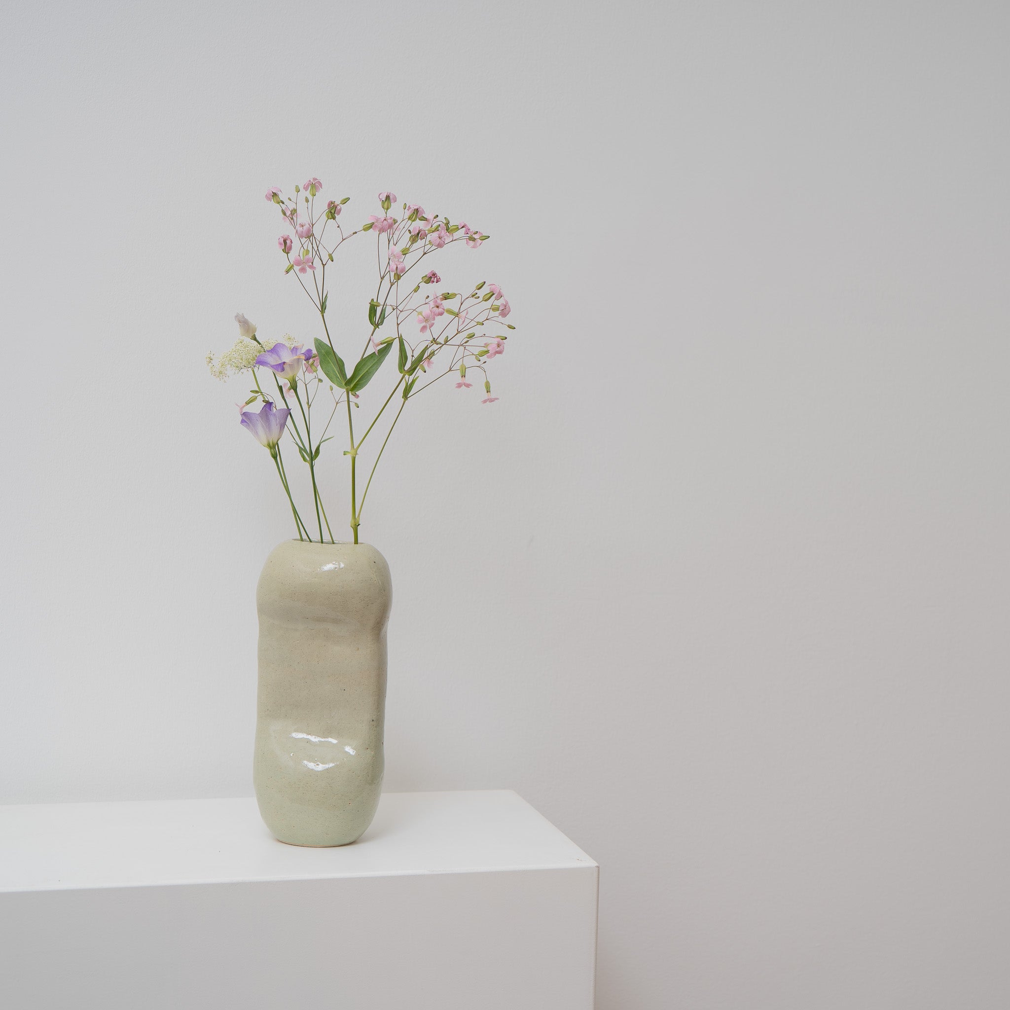 Second Verse – zylindrische Keramikvase blassgrün, Serie ROUND & ROUND, Atelier von Ehren Berlin
